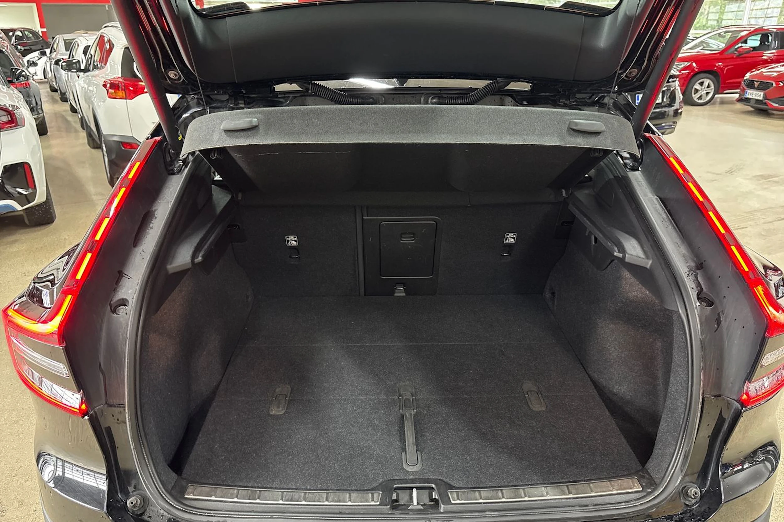 Musta Volvo C40 2023 kuva 20.