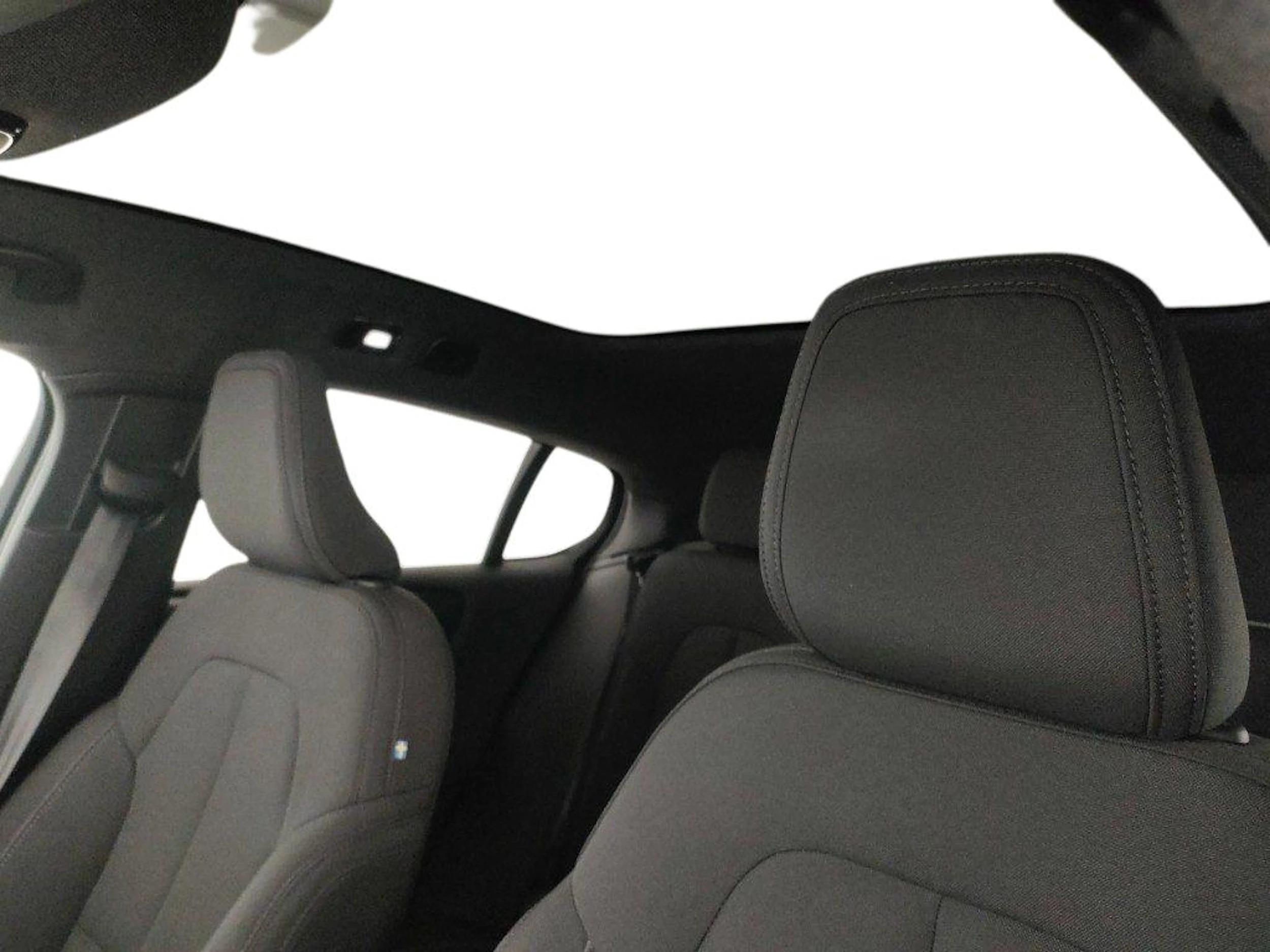 musta Volvo C40 2022 kuva 10.