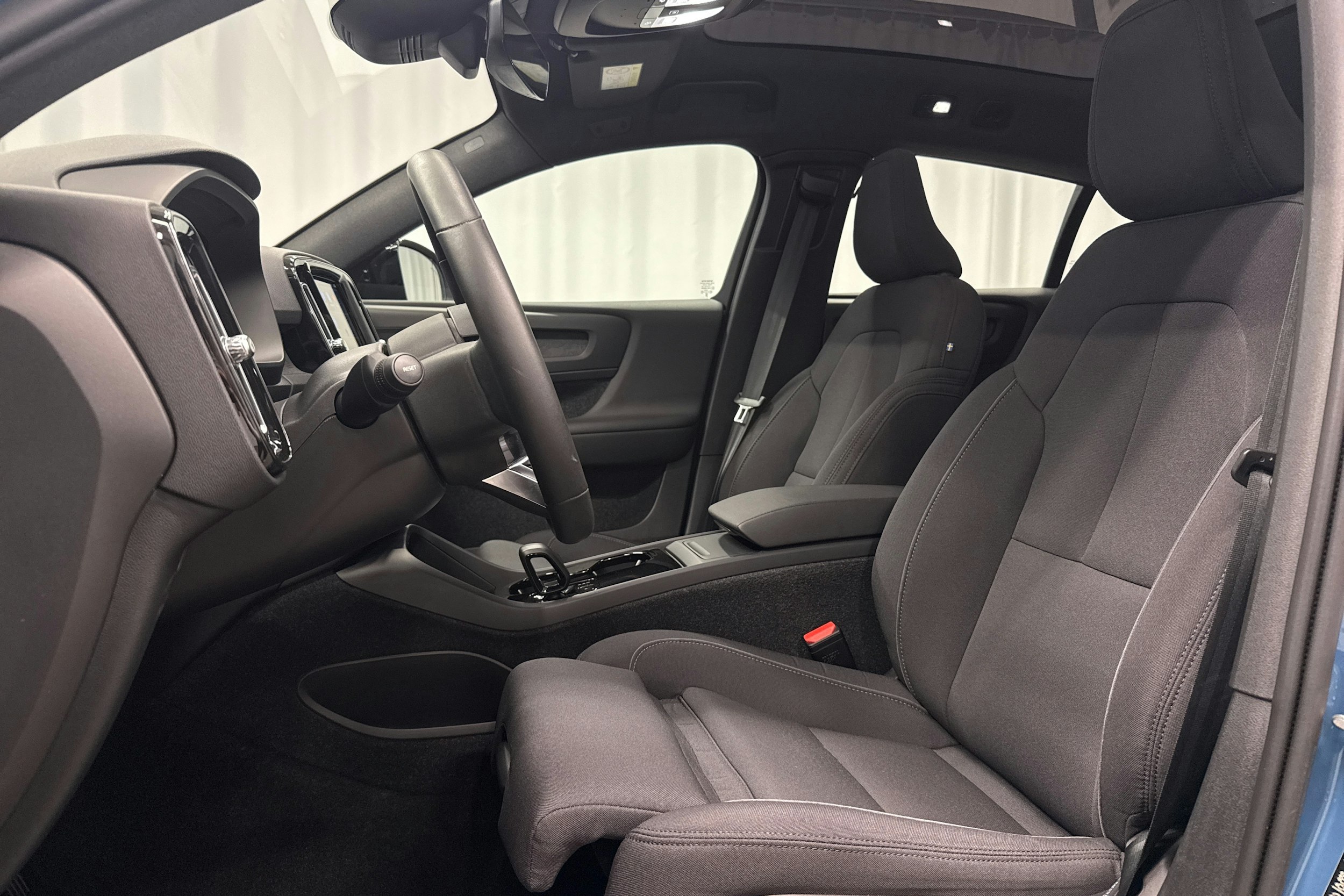 sininen Volvo C40 2022 kuva 18.