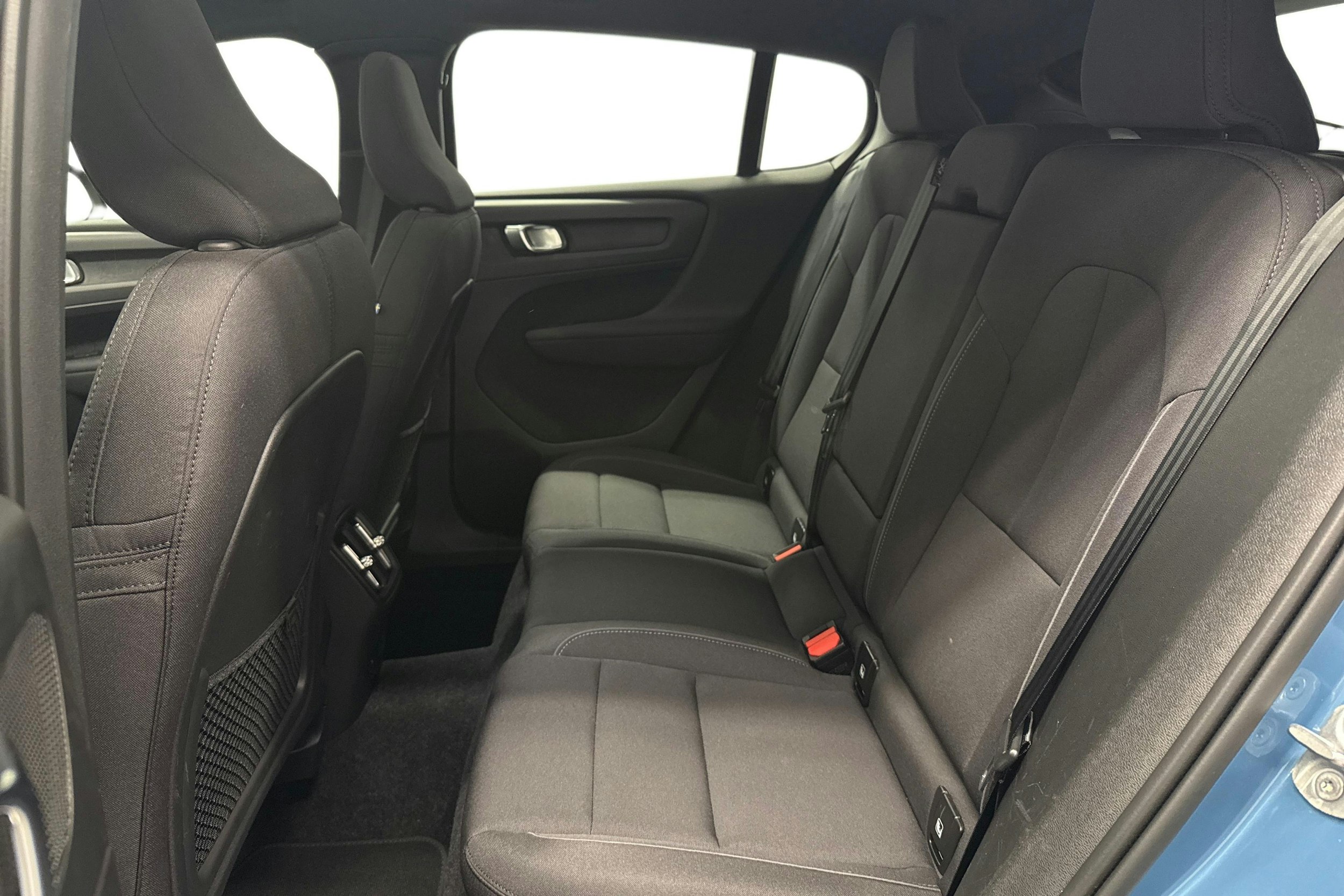 sininen Volvo C40 2022 kuva 19.