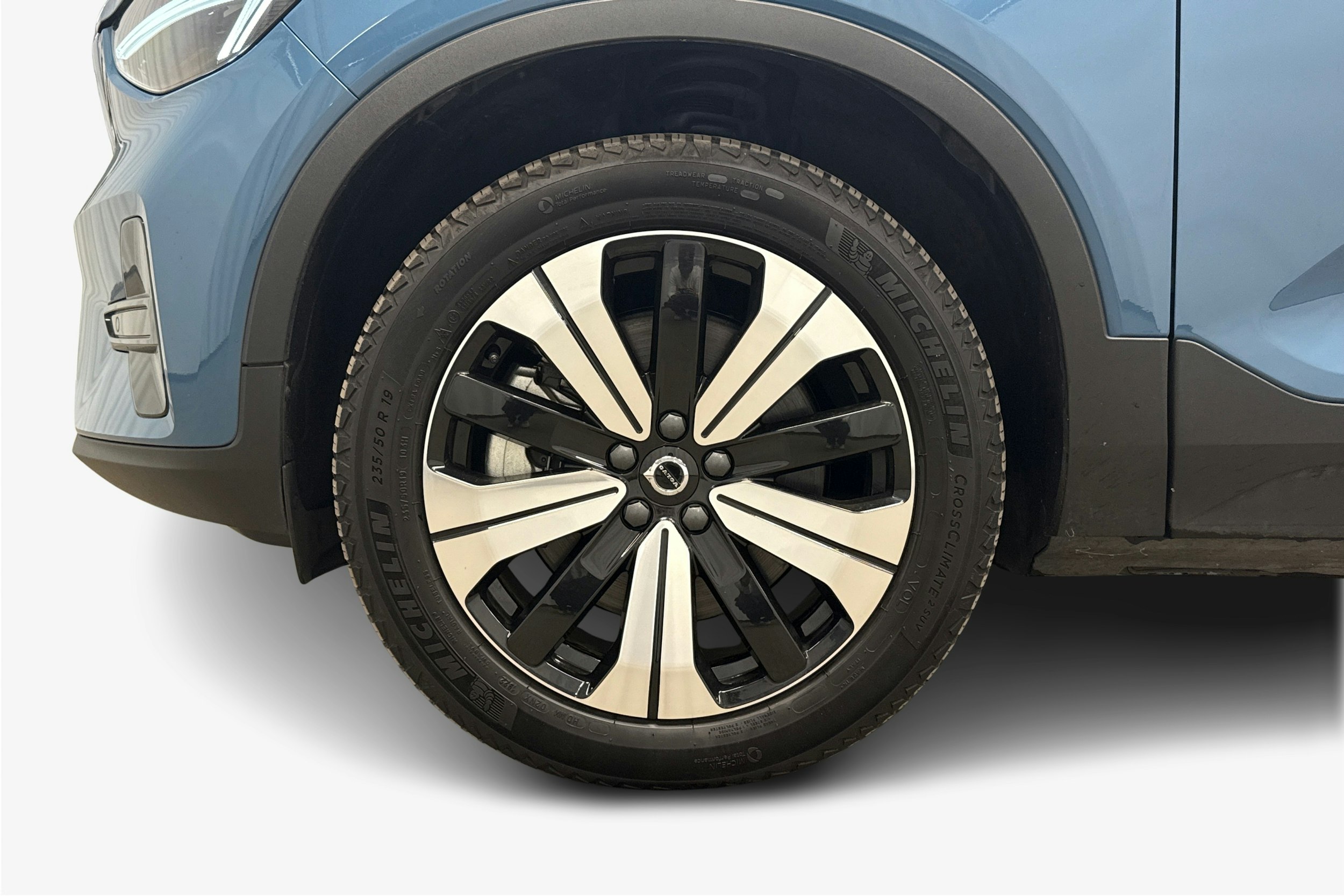 sininen Volvo C40 2022 kuva 23.