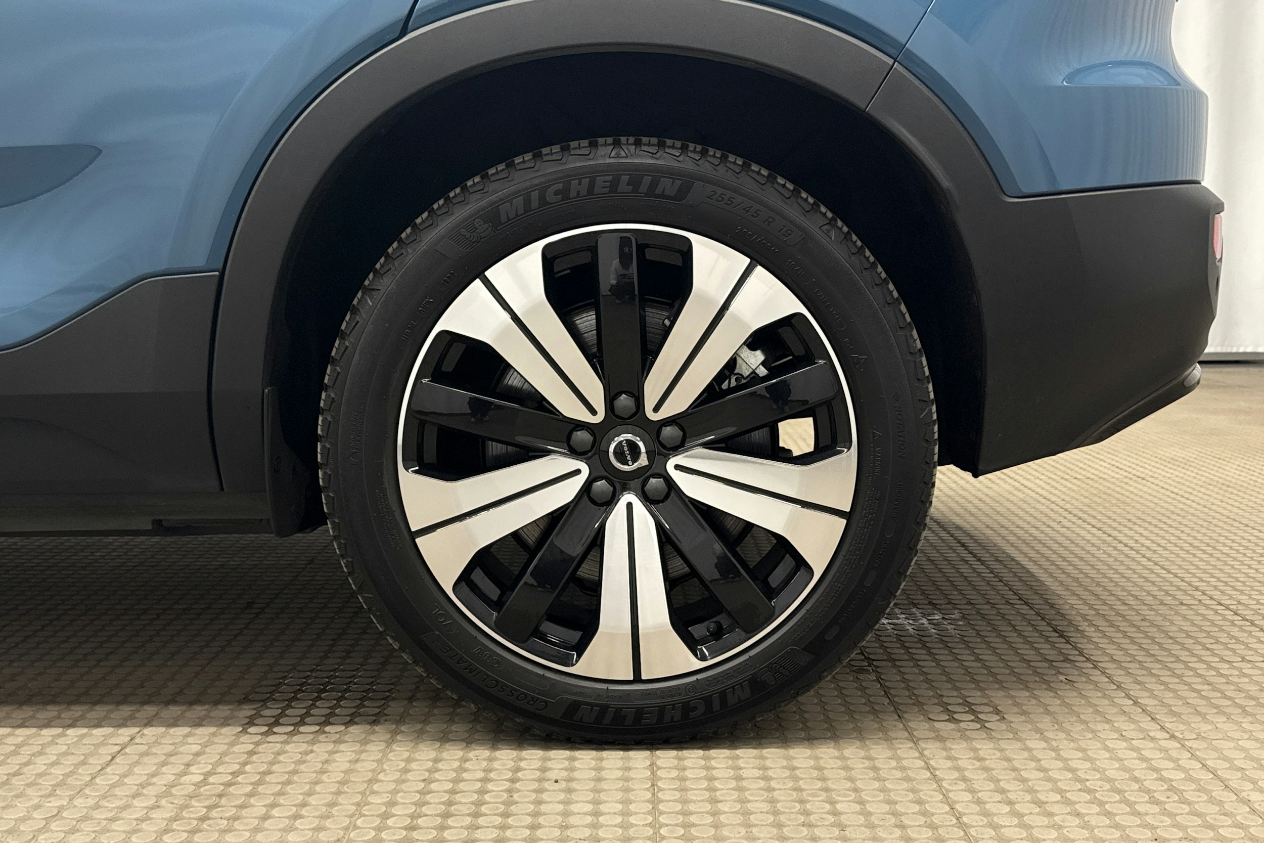 sininen Volvo C40 2022 kuva 24.
