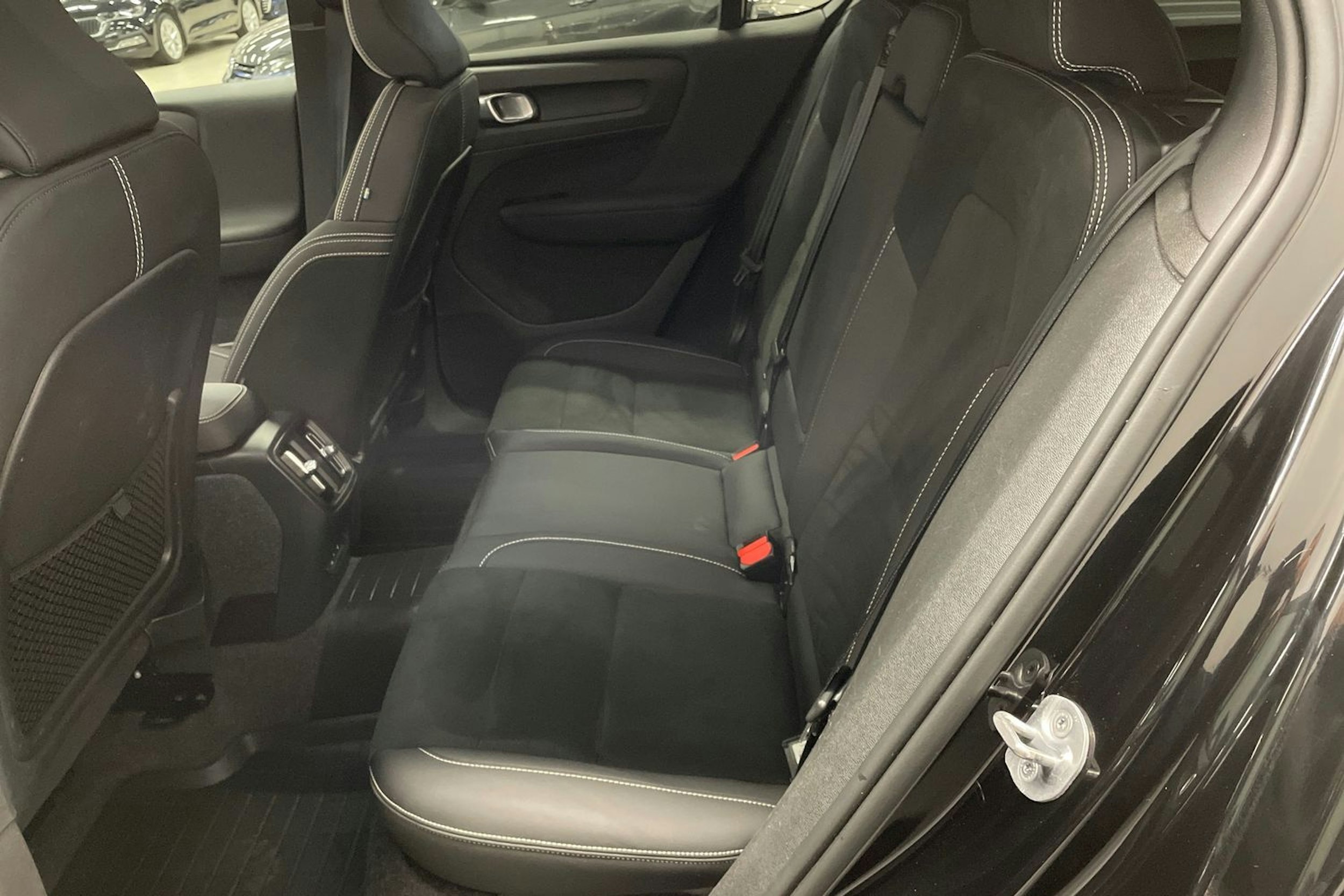 musta Volvo C40 2022 kuva 8.