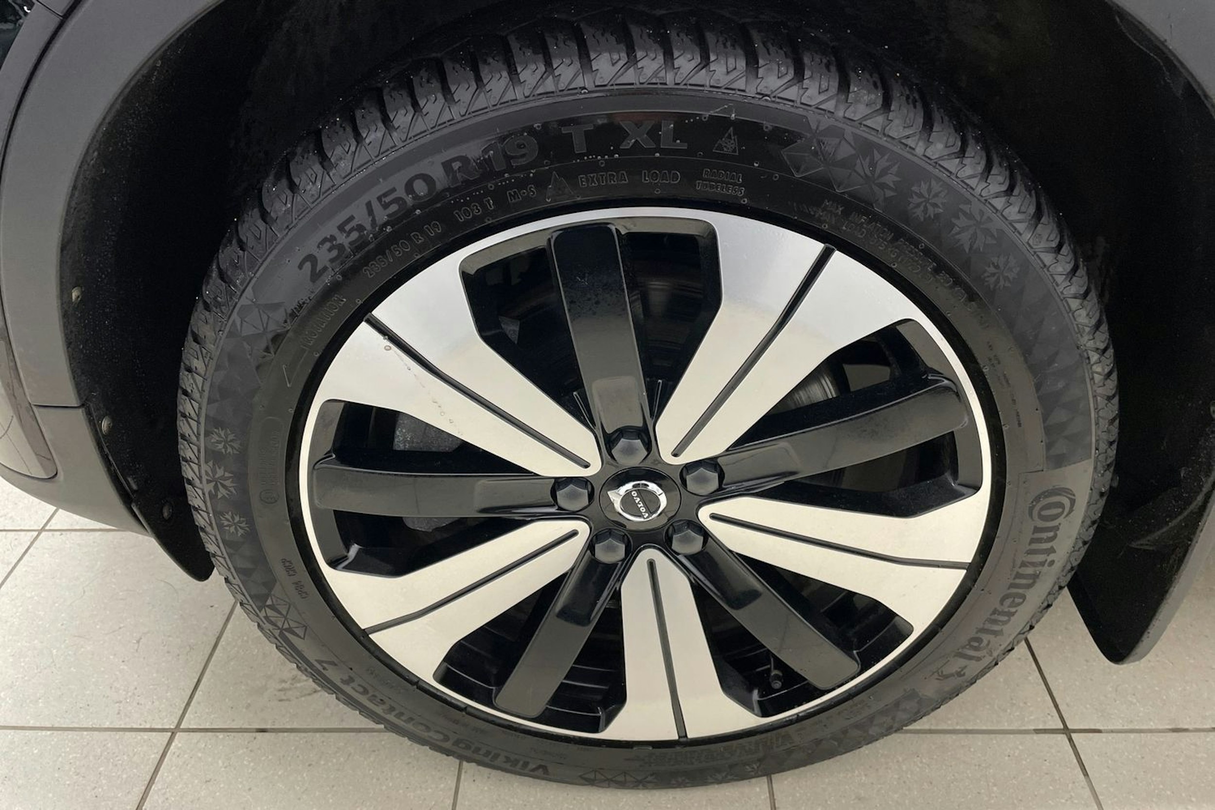 musta Volvo C40 2022 kuva 9.