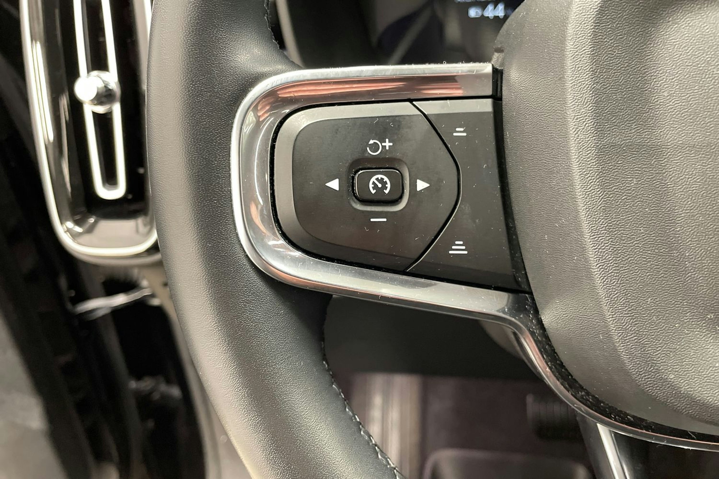 musta Volvo C40 2022 kuva 13.