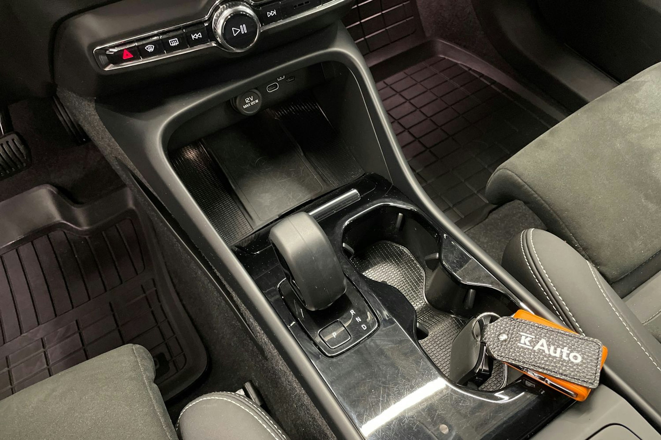 musta Volvo C40 2022 kuva 14.