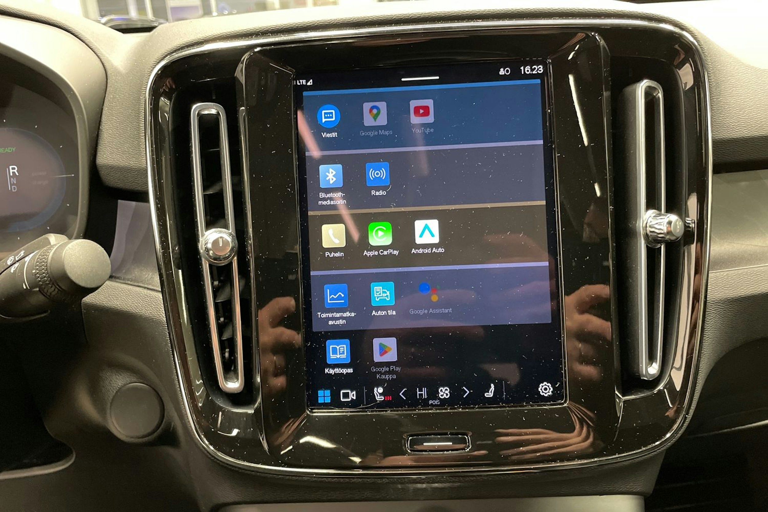 musta Volvo C40 2022 kuva 18.