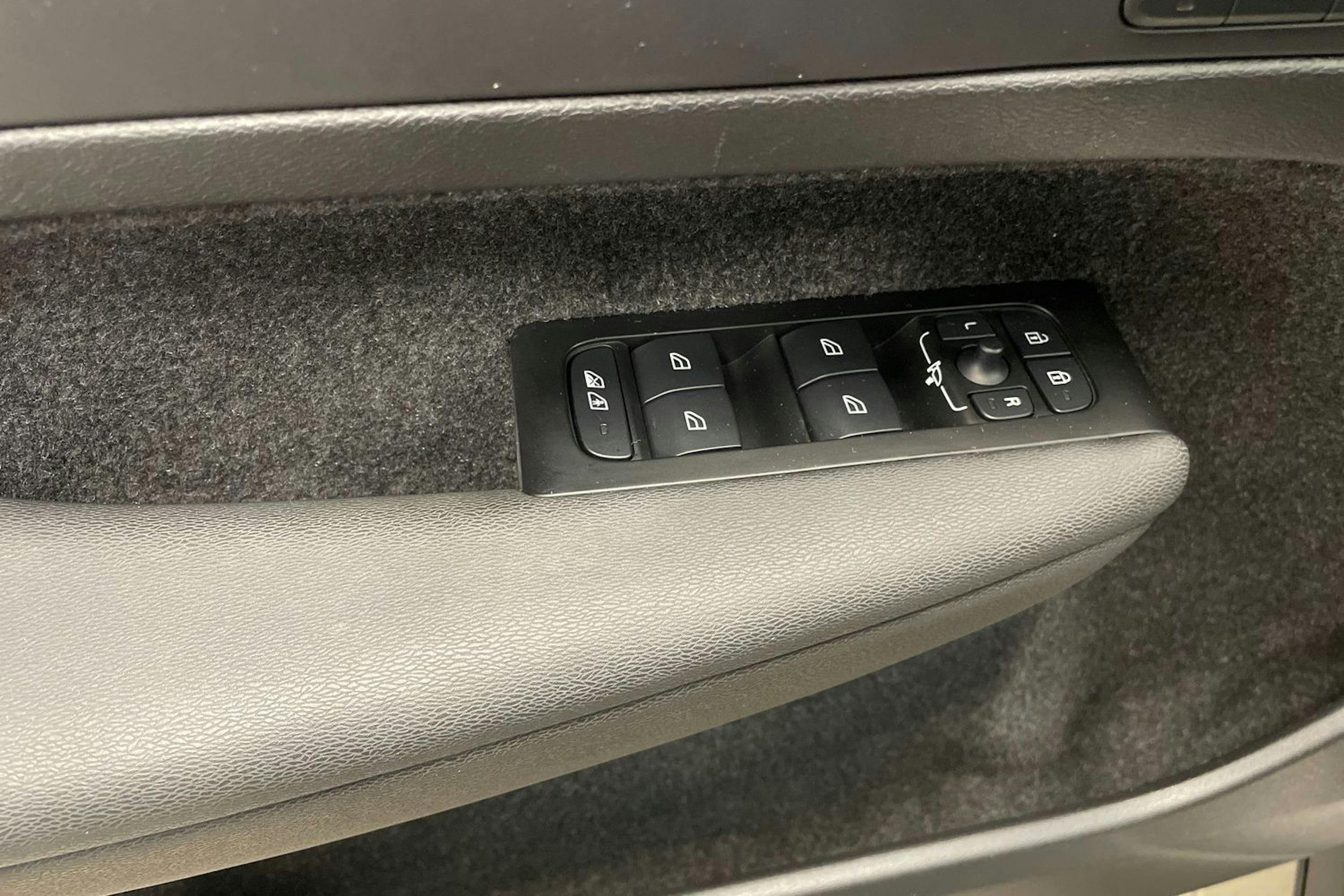 musta Volvo C40 2022 kuva 20.