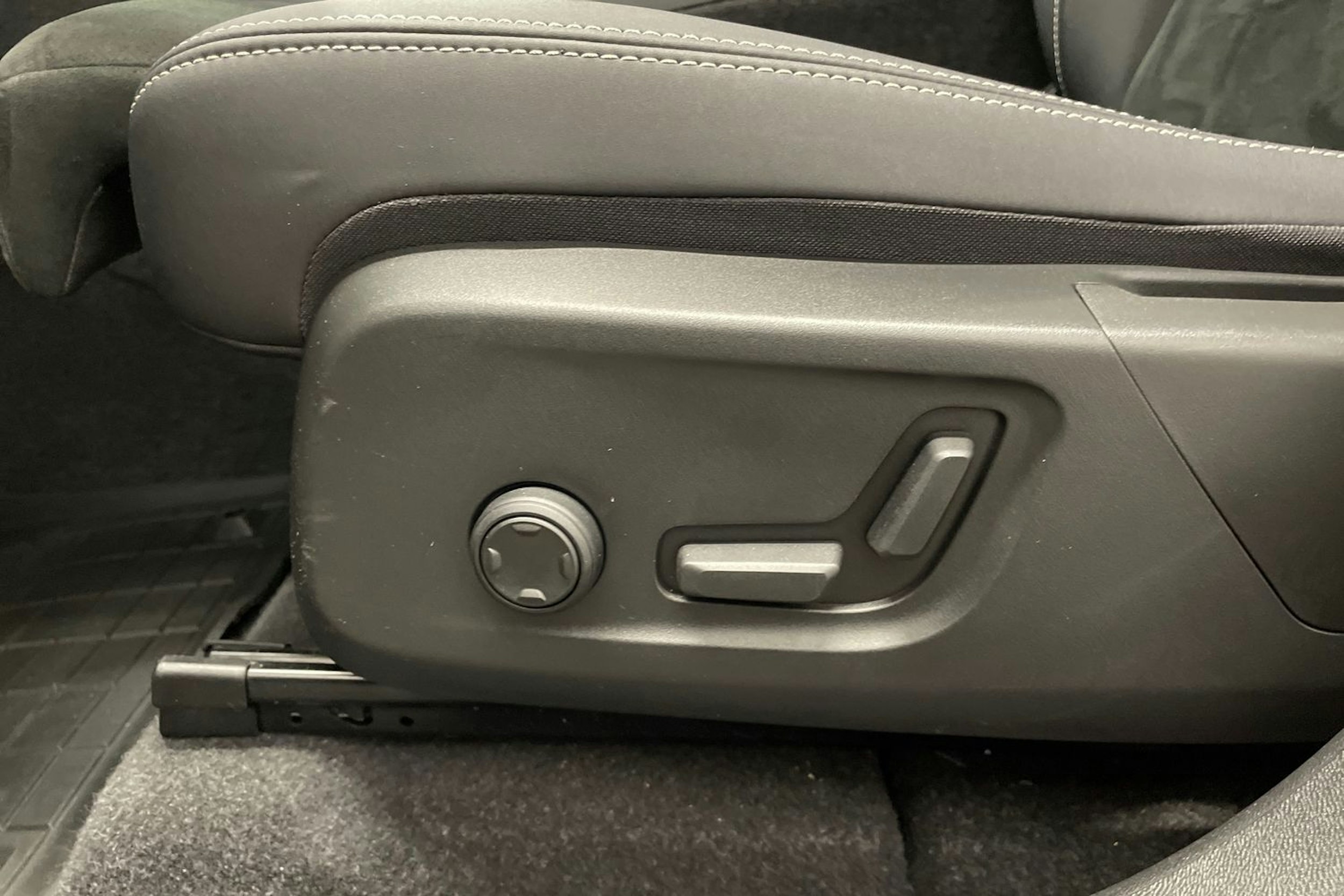 musta Volvo C40 2022 kuva 21.