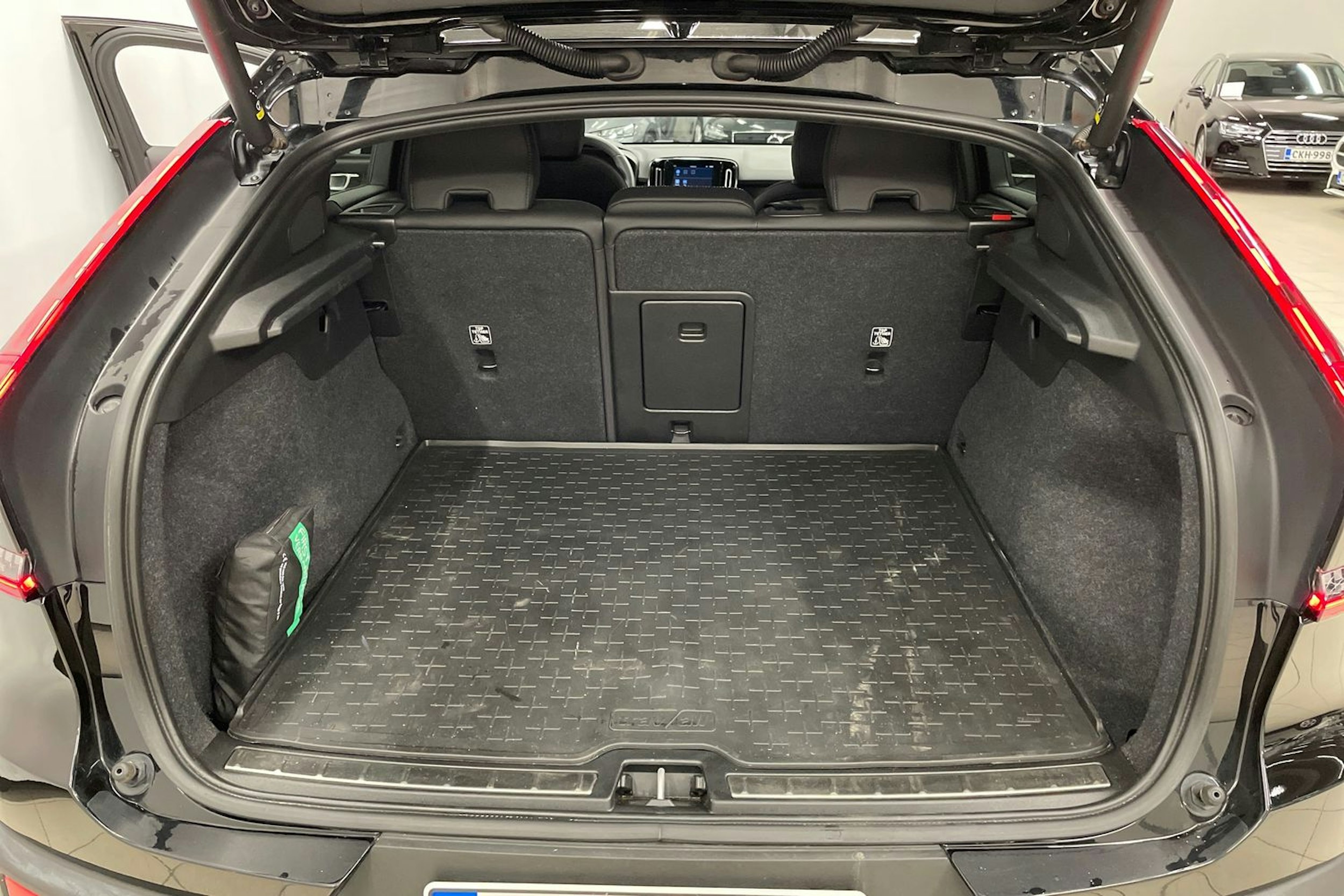 musta Volvo C40 2022 kuva 23.