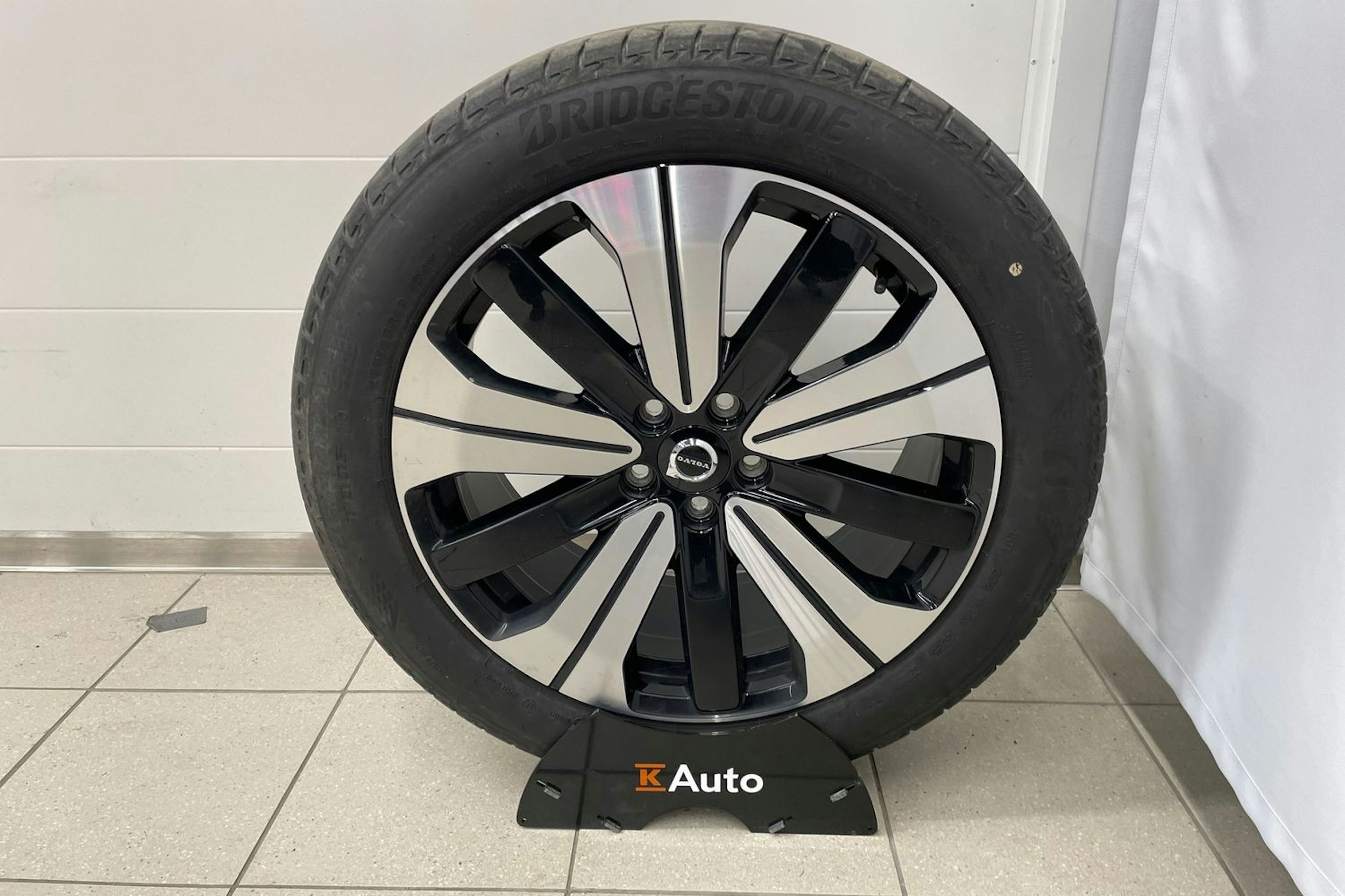 musta Volvo C40 2022 kuva 25.