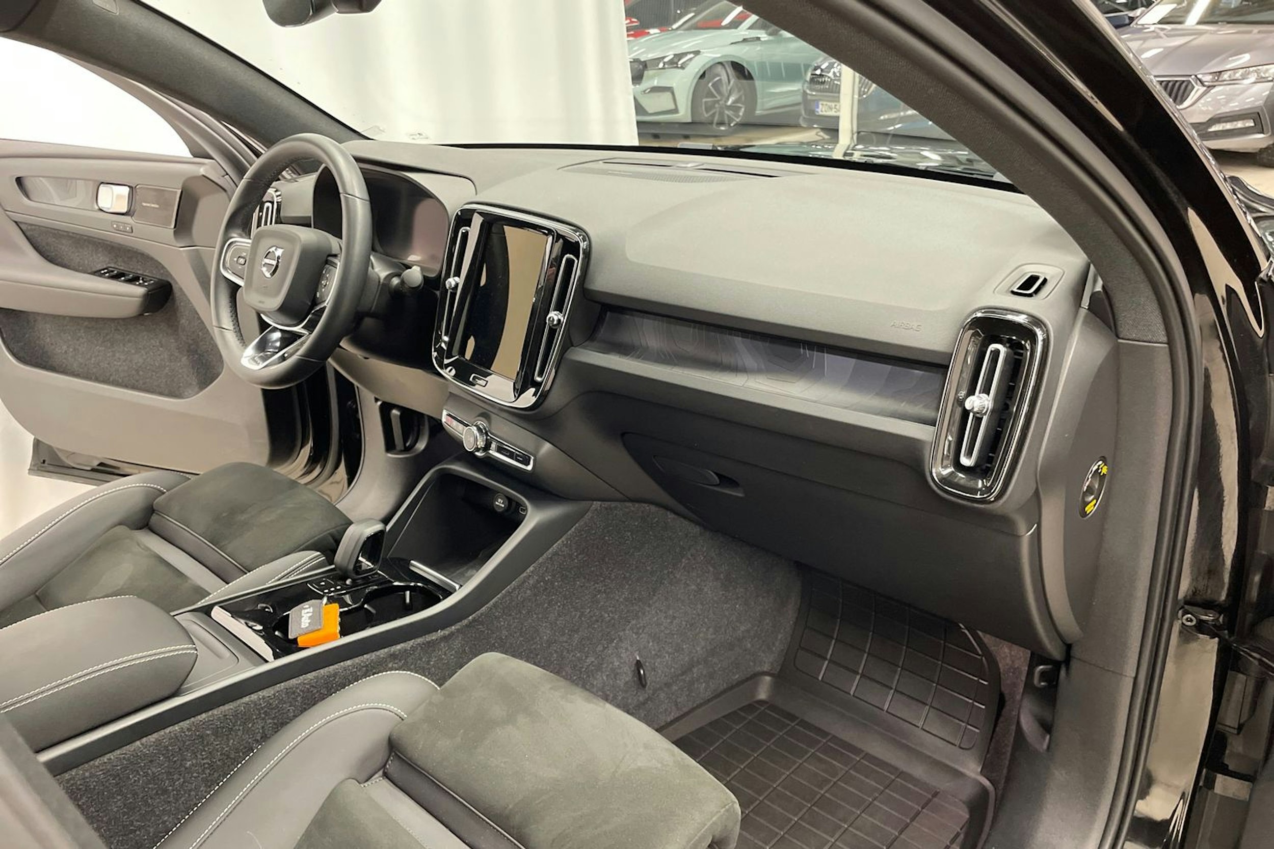 musta Volvo C40 2022 kuva 27.