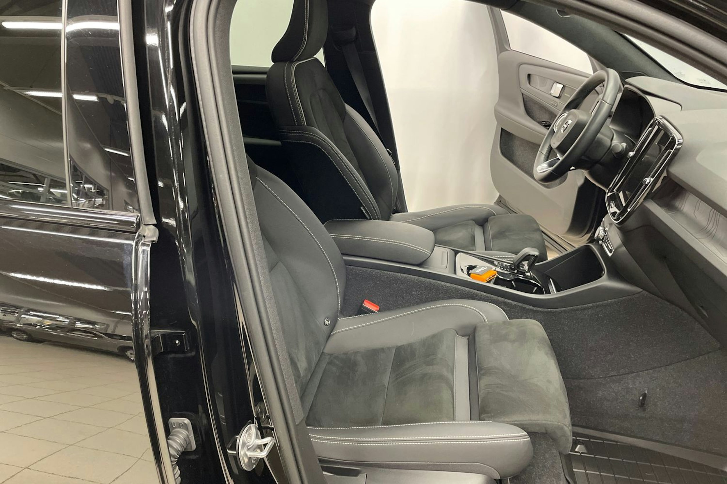 musta Volvo C40 2022 kuva 28.