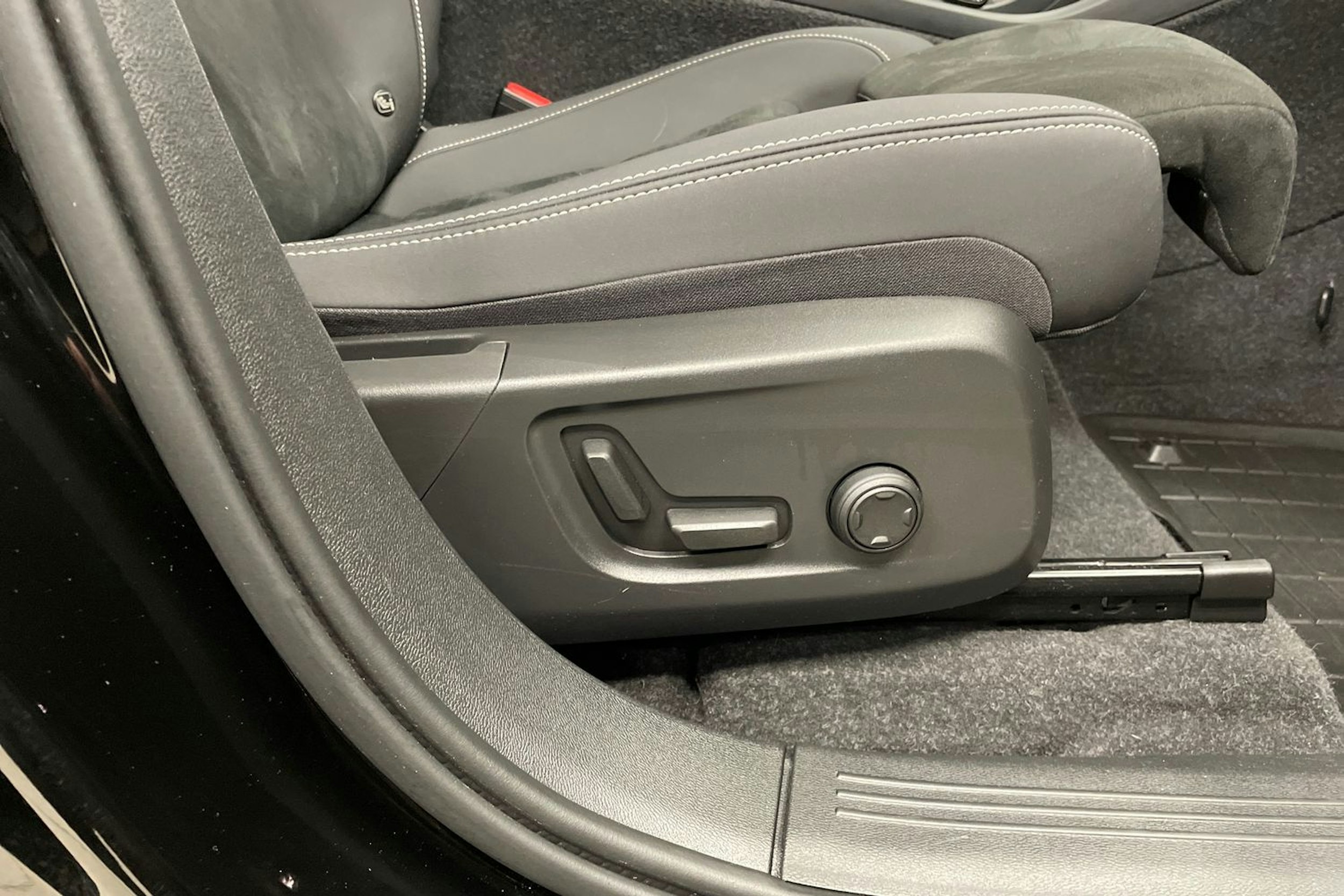 musta Volvo C40 2022 kuva 29.