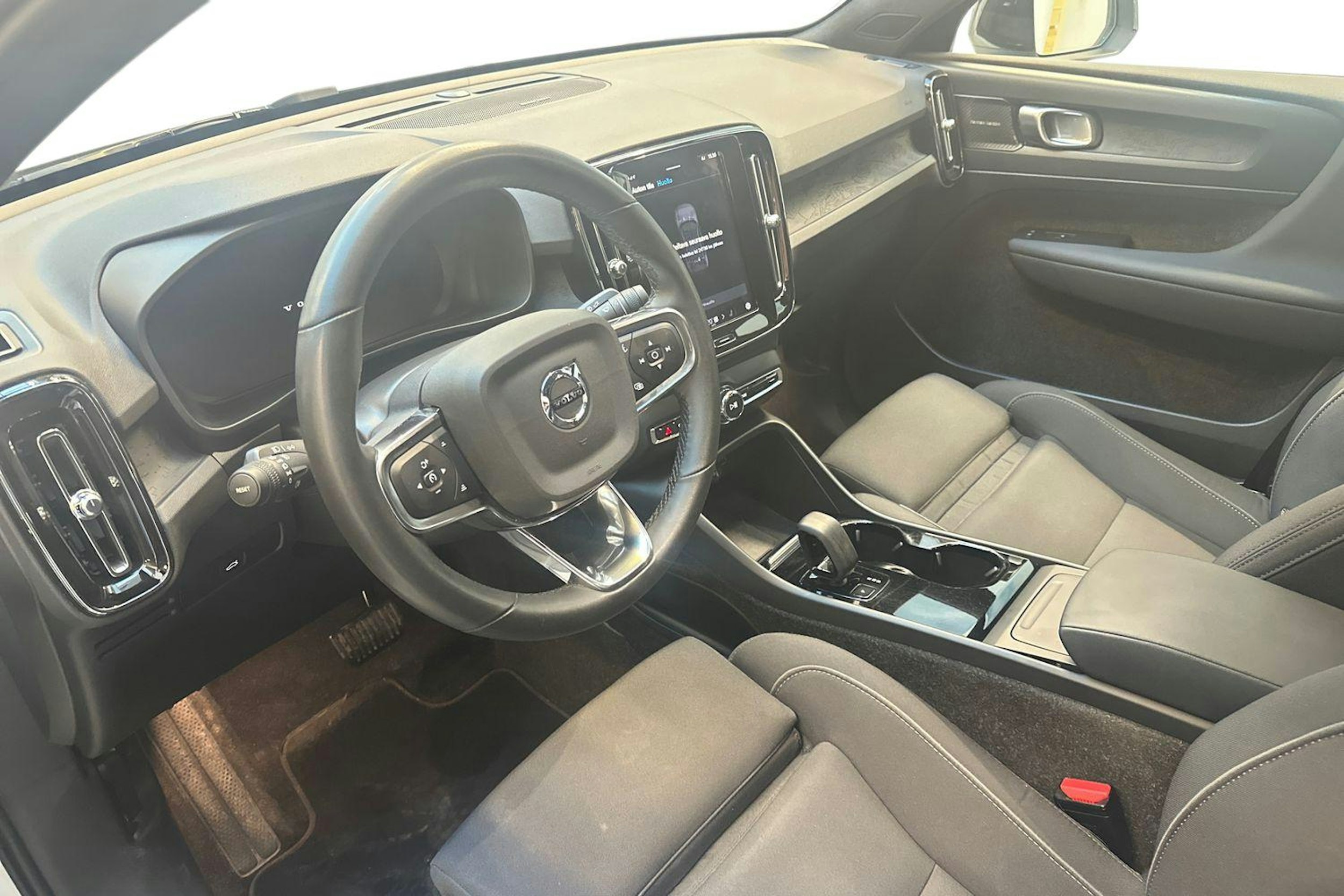 valkoinen Volvo C40 2023 kuva 7.