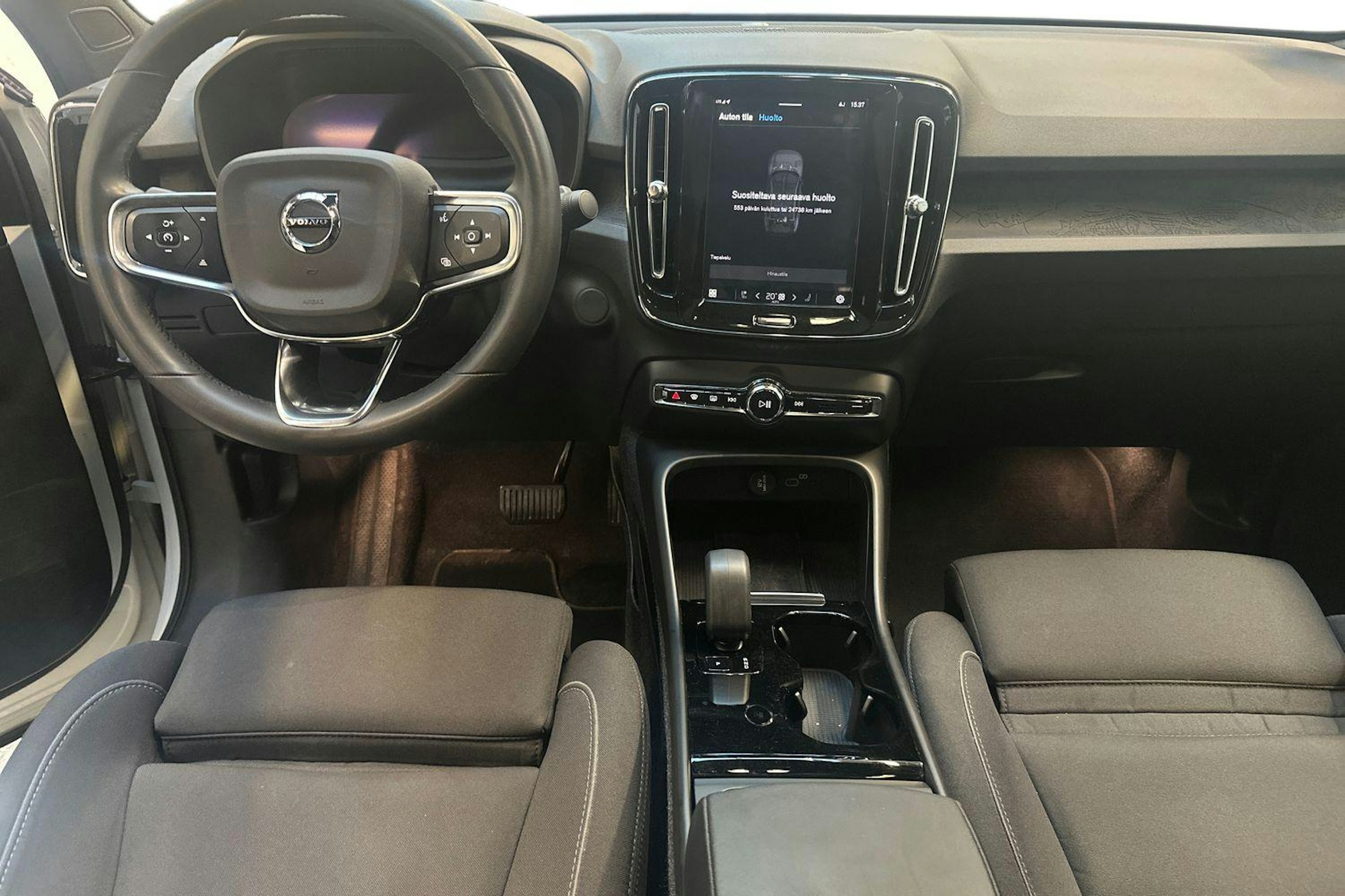 valkoinen Volvo C40 2023 kuva 9.