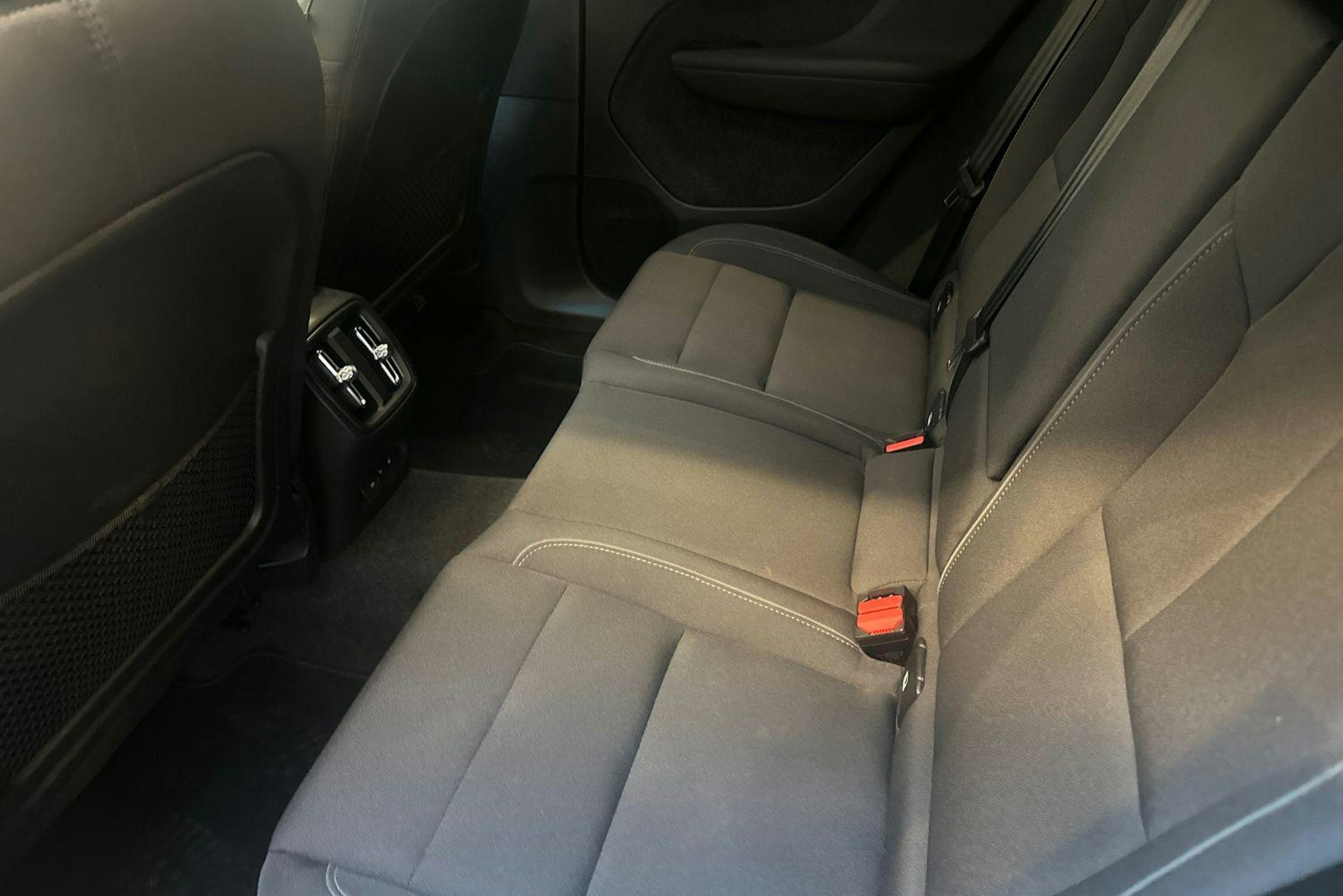 valkoinen Volvo C40 2023 kuva 10.