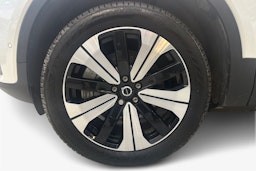 valkoinen Volvo C40 2023 kuva 11.