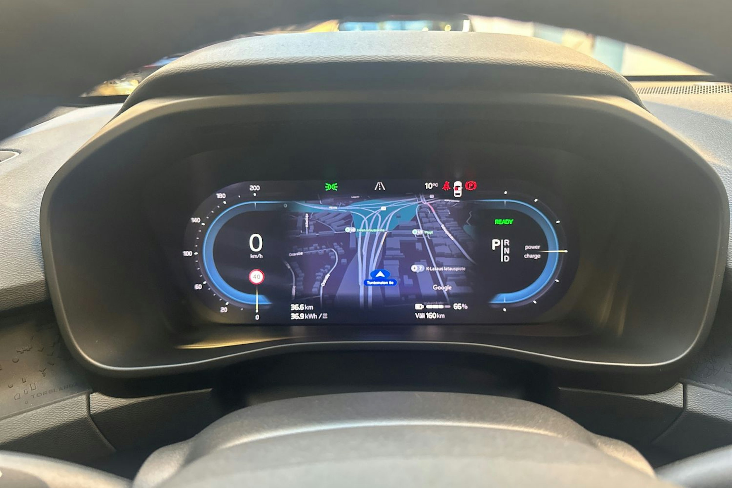 valkoinen Volvo C40 2023 kuva 14.