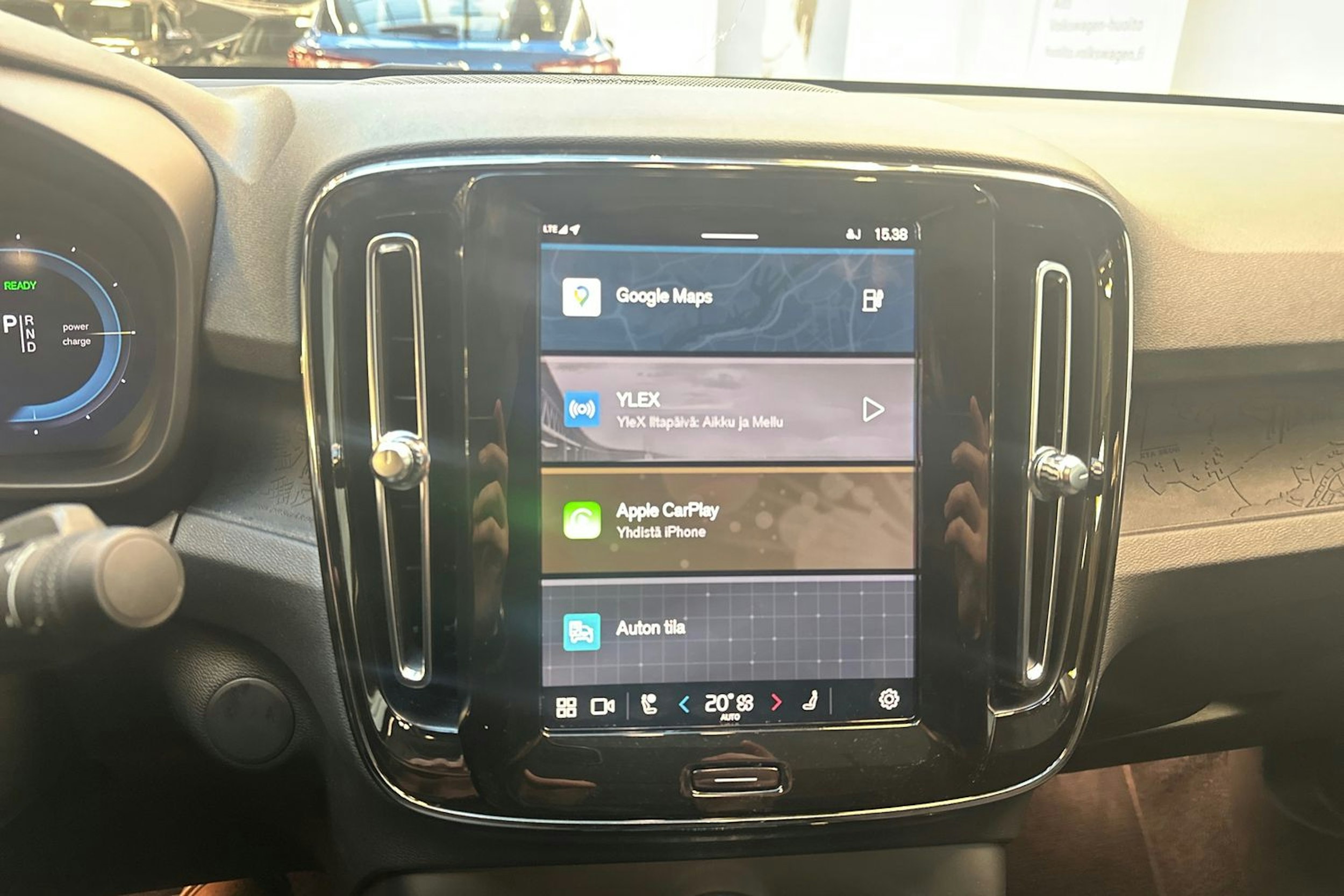 valkoinen Volvo C40 2023 kuva 15.