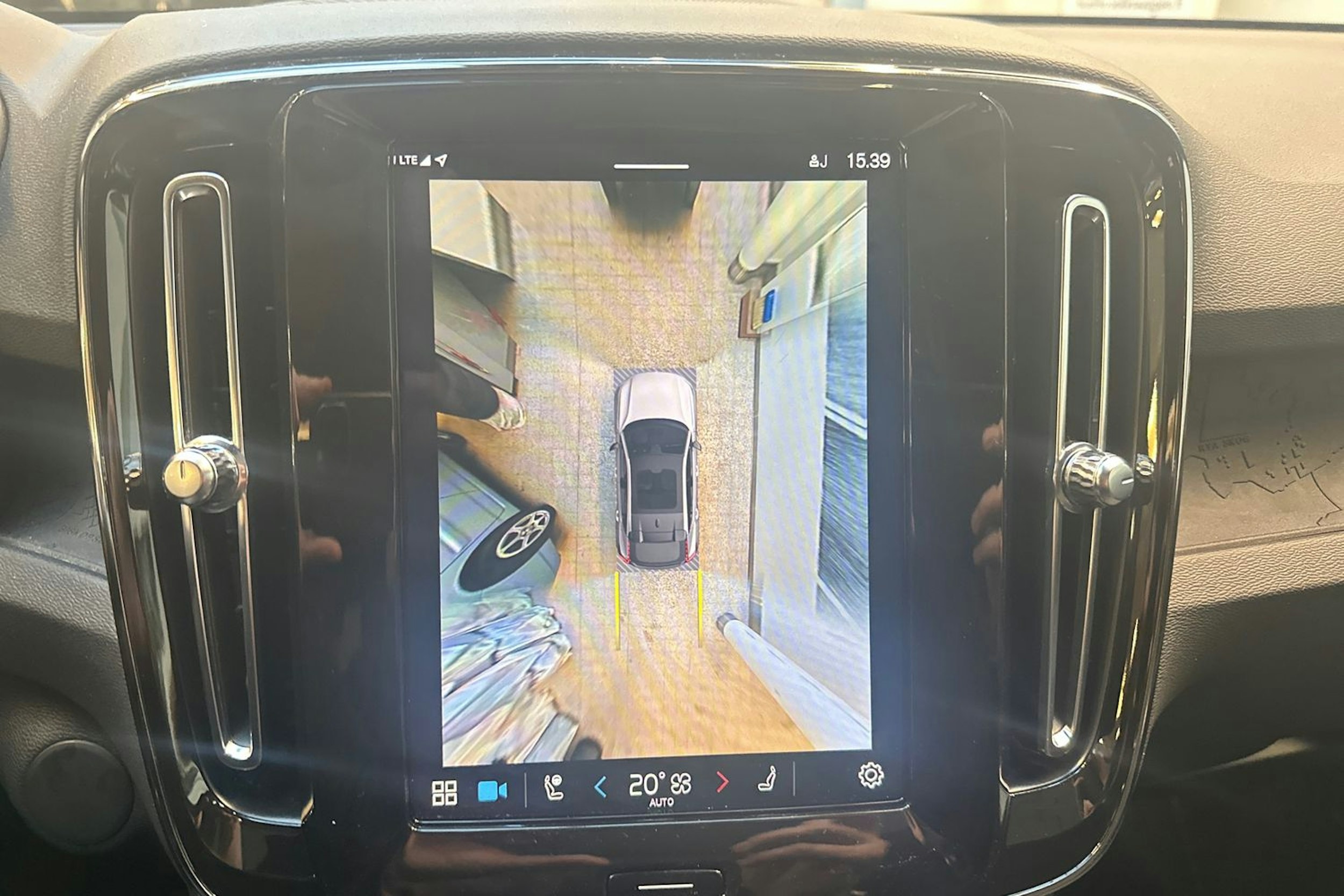 valkoinen Volvo C40 2023 kuva 16.