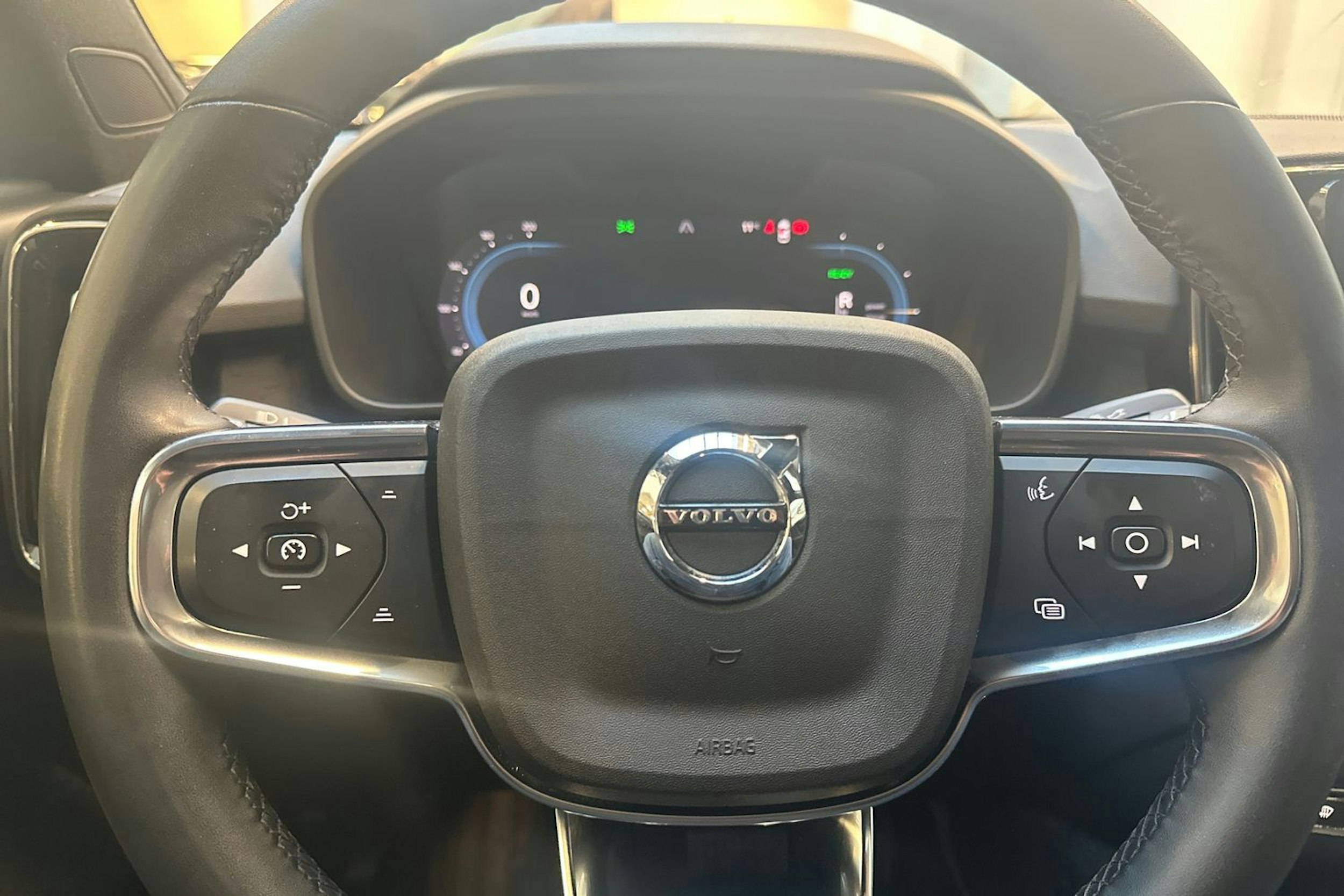 valkoinen Volvo C40 2023 kuva 17.