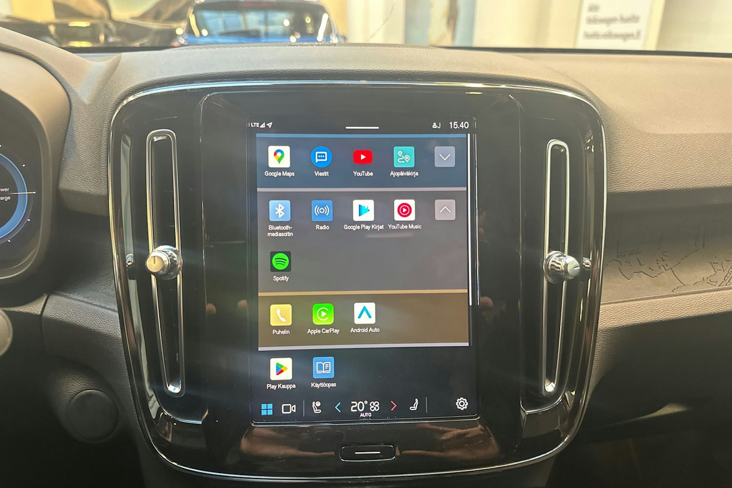 valkoinen Volvo C40 2023 kuva 18.