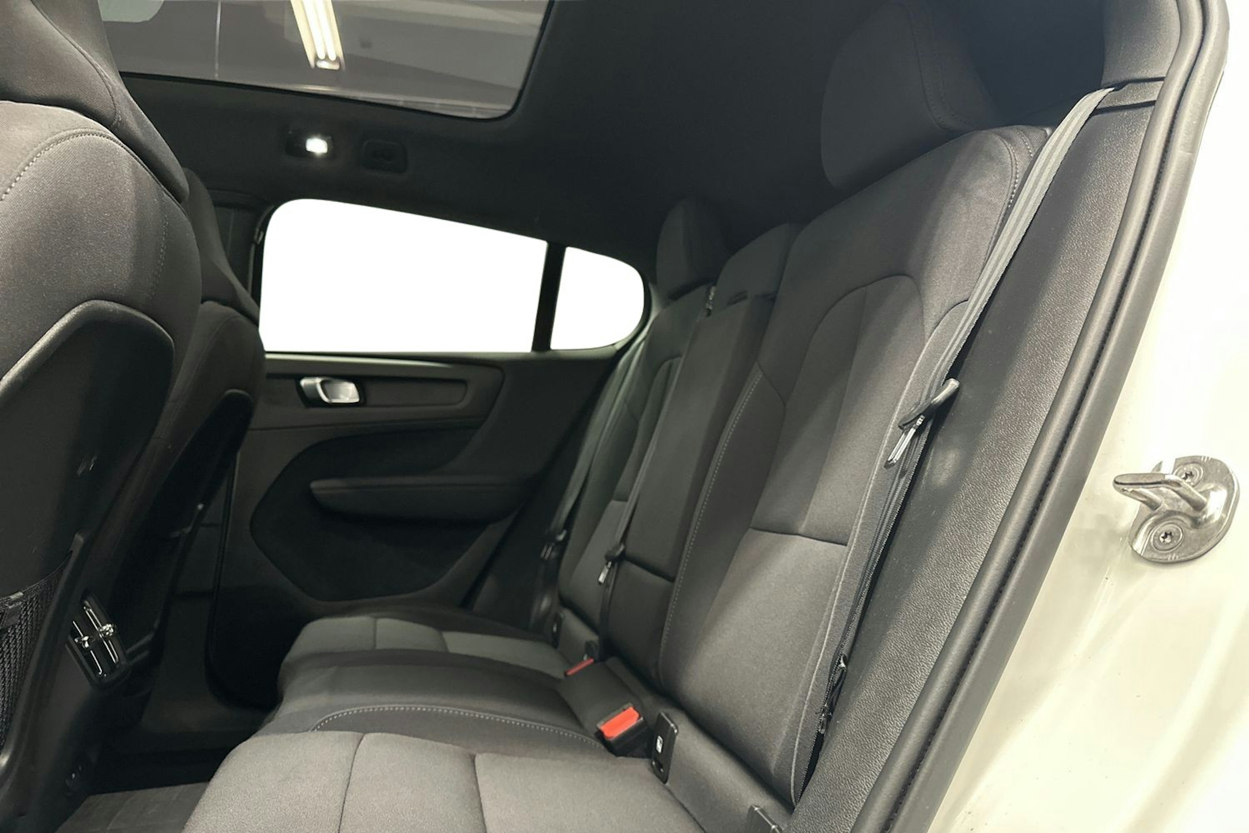 valkoinen Volvo C40 2022 kuva 8.