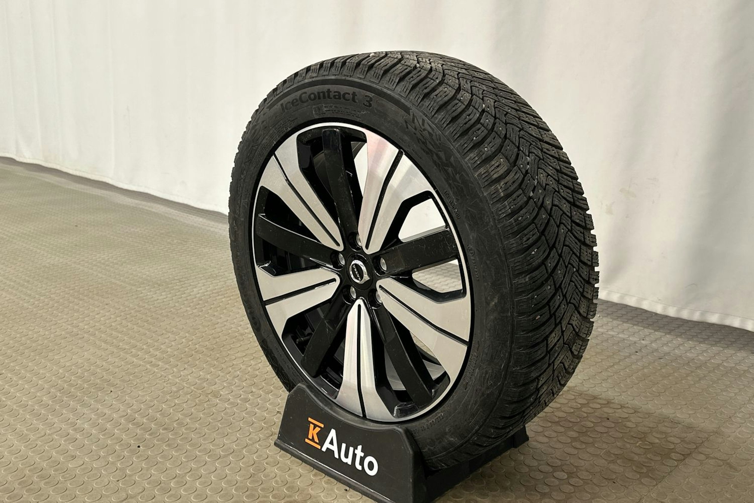 valkoinen Volvo C40 2022 kuva 10.
