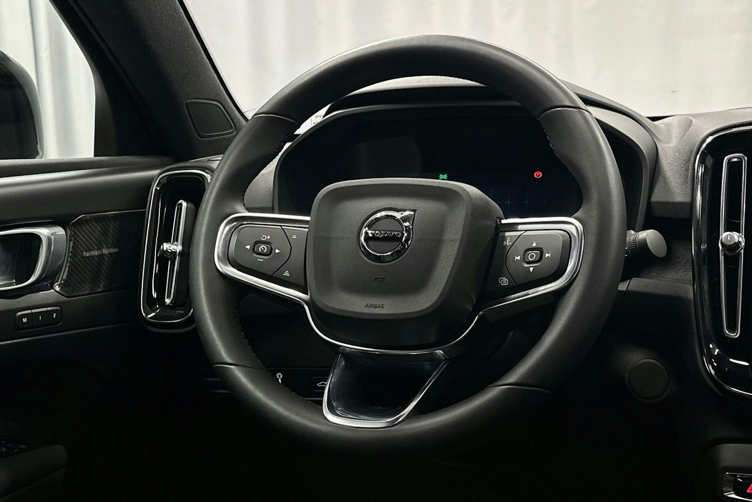 valkoinen Volvo C40 2022 kuva 11.