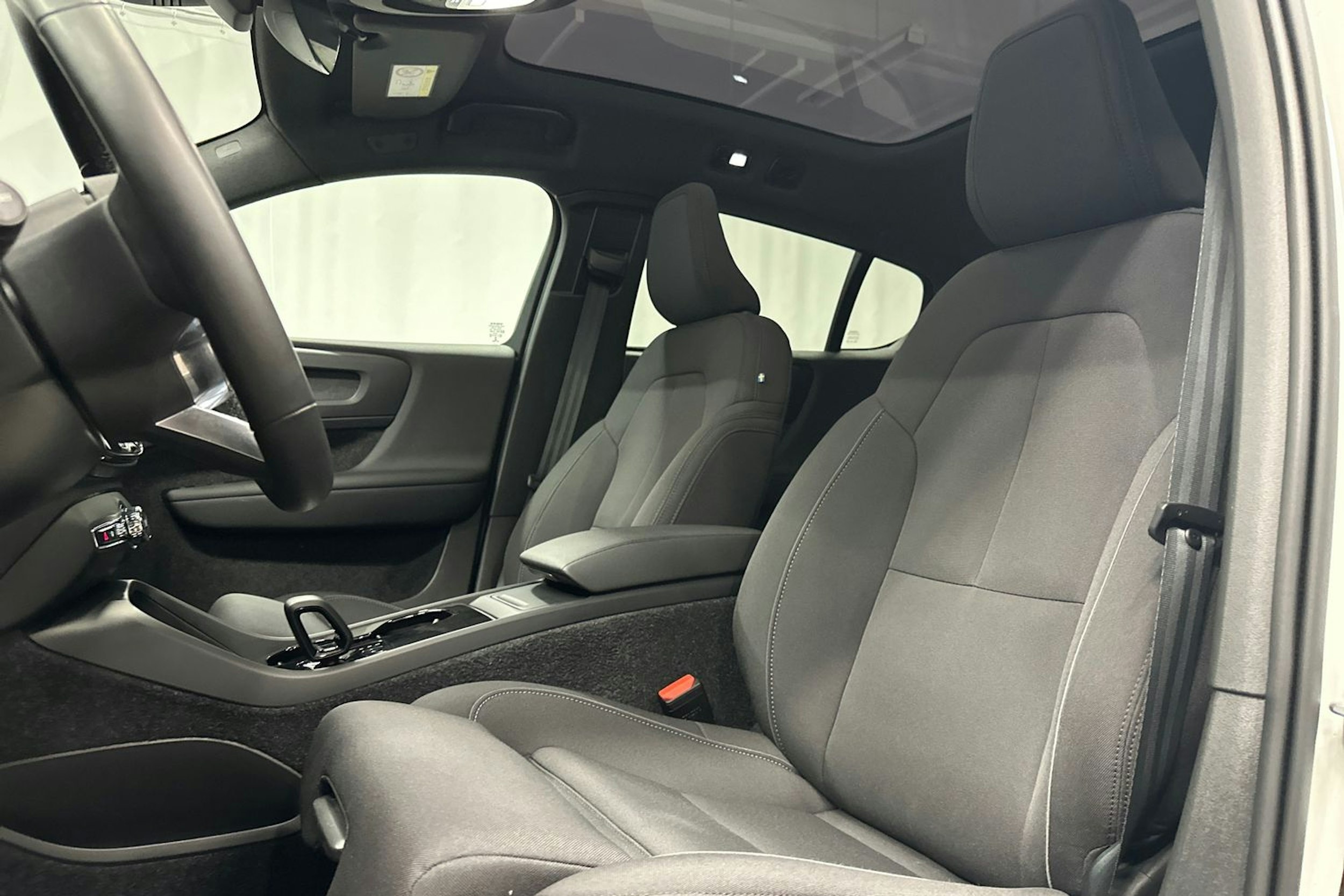 valkoinen Volvo C40 2022 kuva 13.