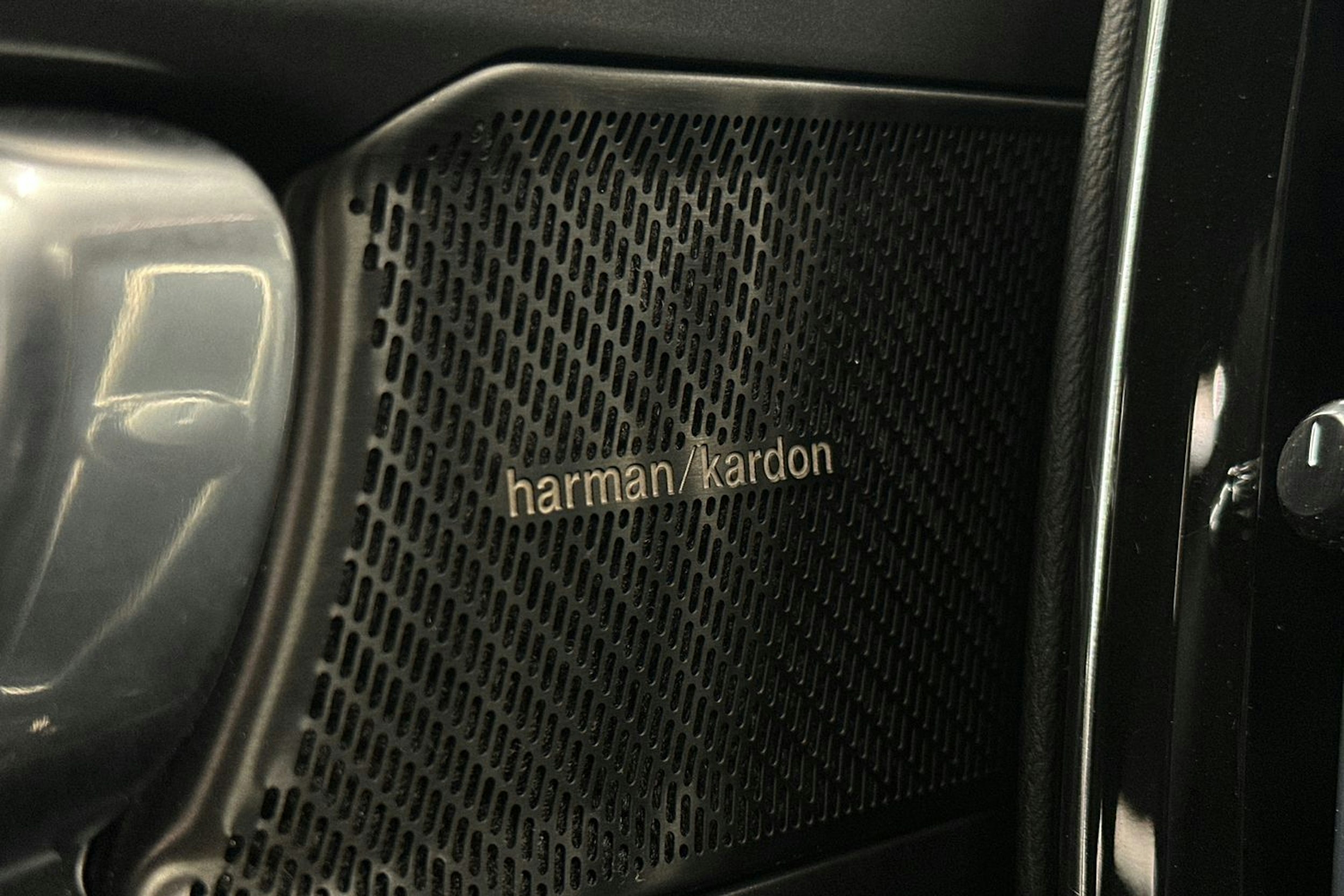 valkoinen Volvo C40 2022 kuva 16.
