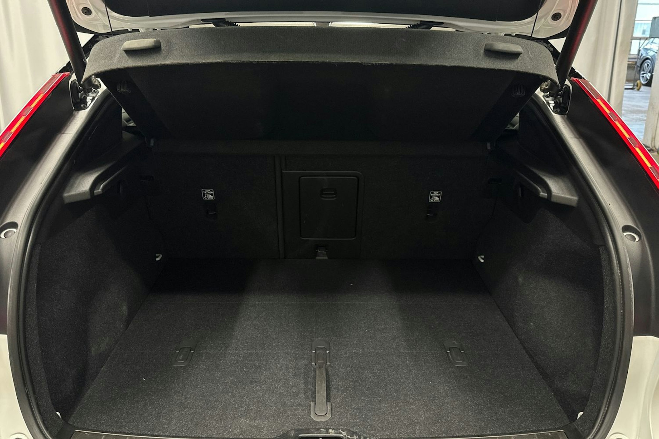 valkoinen Volvo C40 2022 kuva 27.