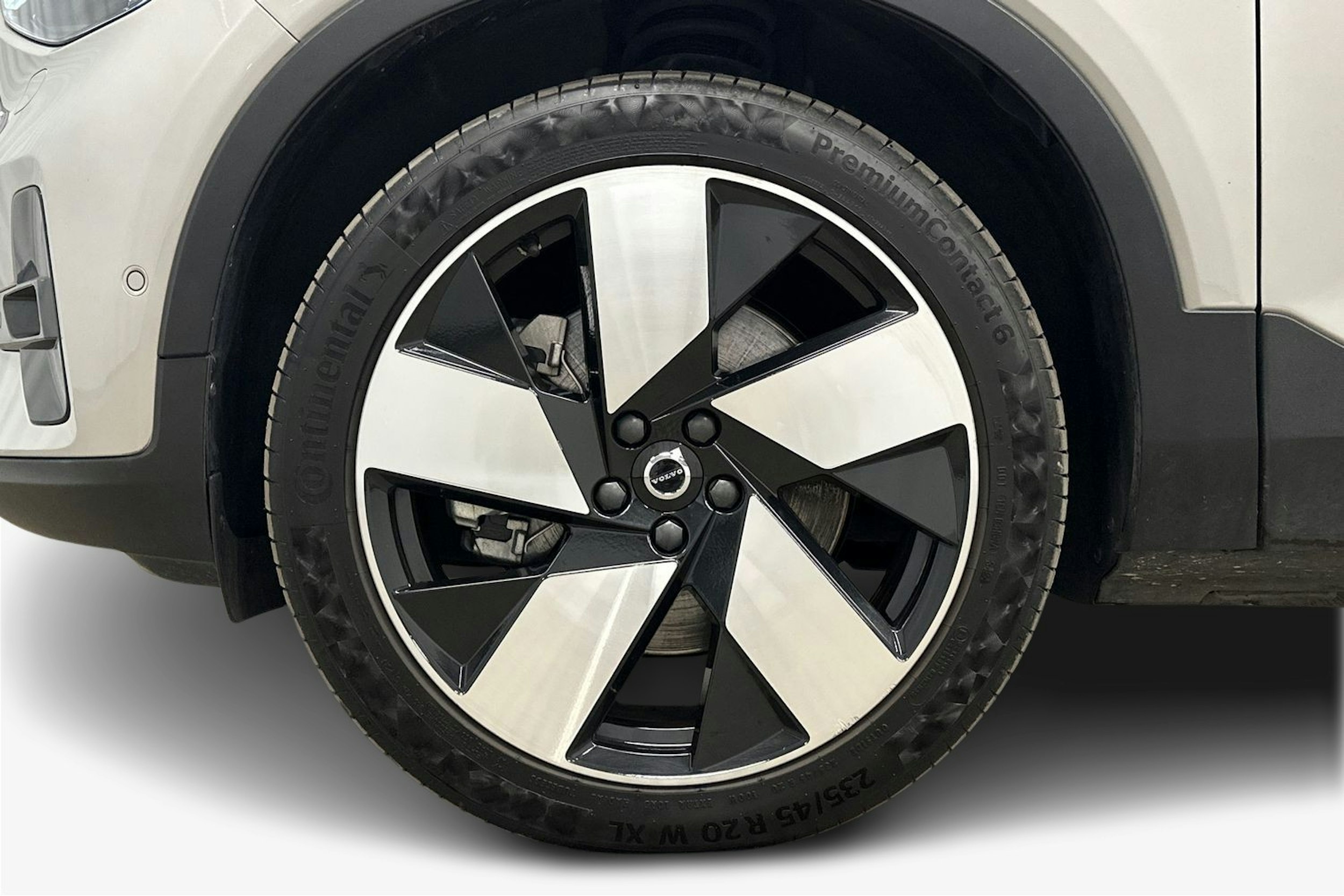 harmaa Volvo C40 2022 kuva 9.