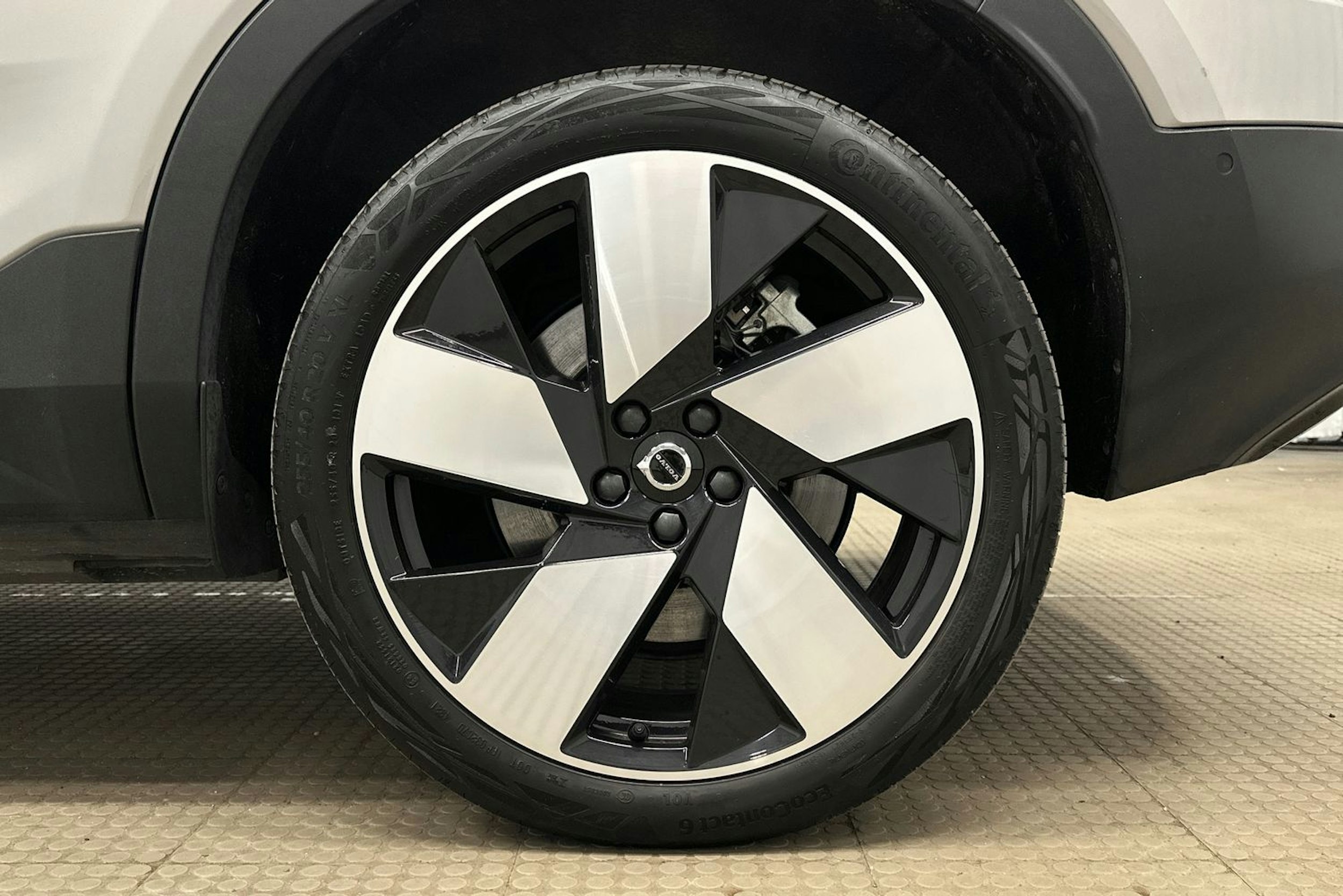 harmaa Volvo C40 2022 kuva 10.