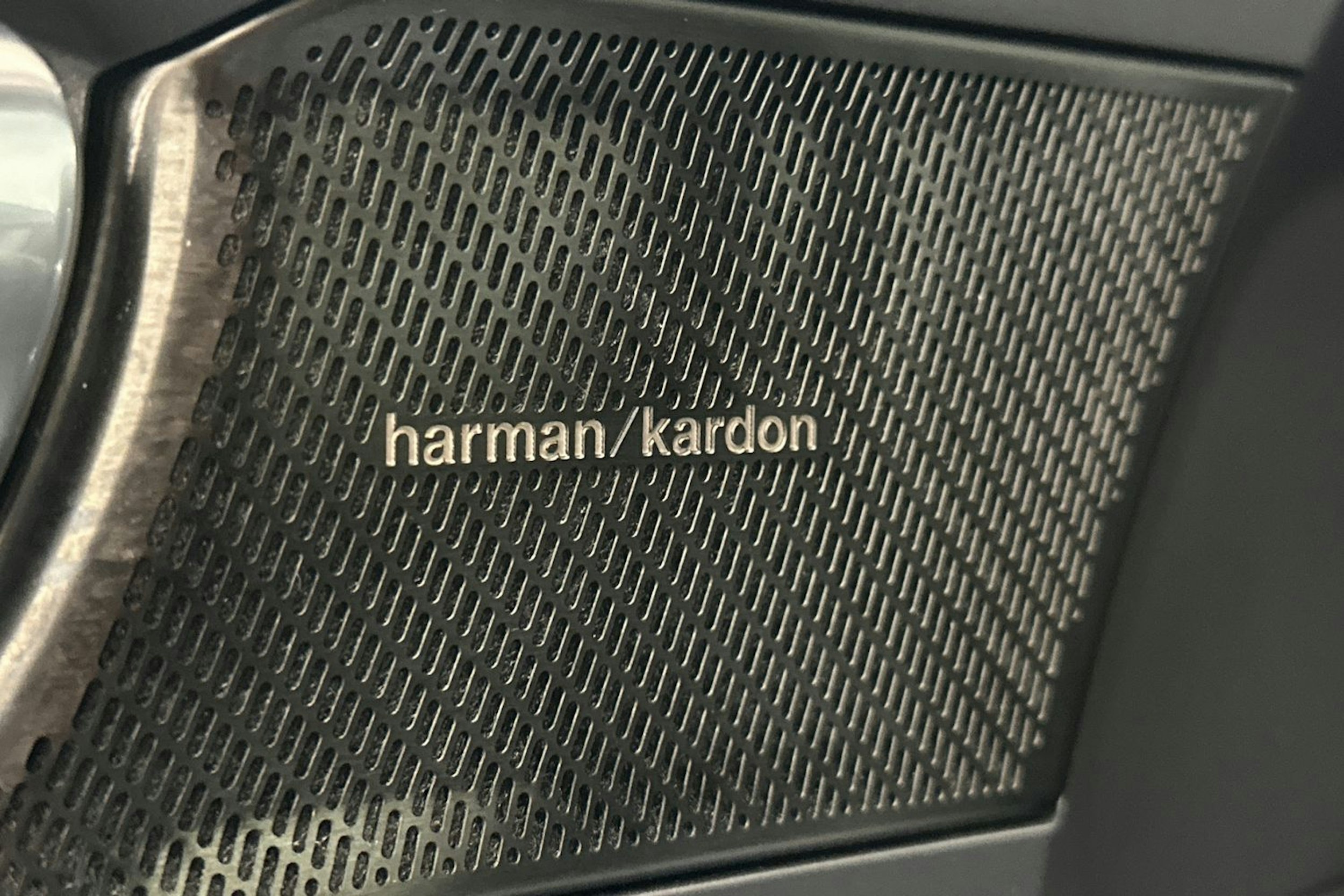 harmaa Volvo C40 2022 kuva 15.