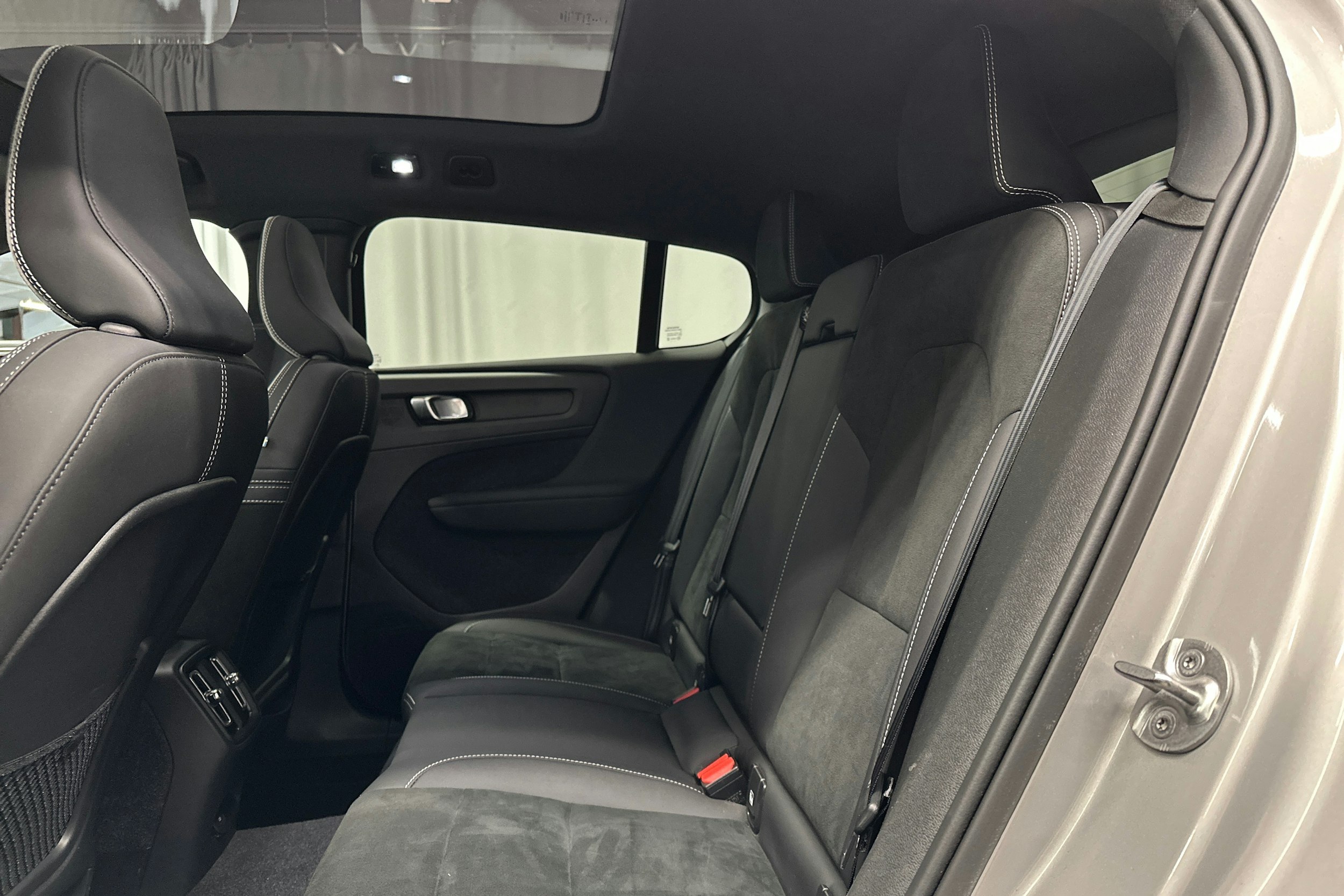 harmaa Volvo C40 2022 kuva 10.