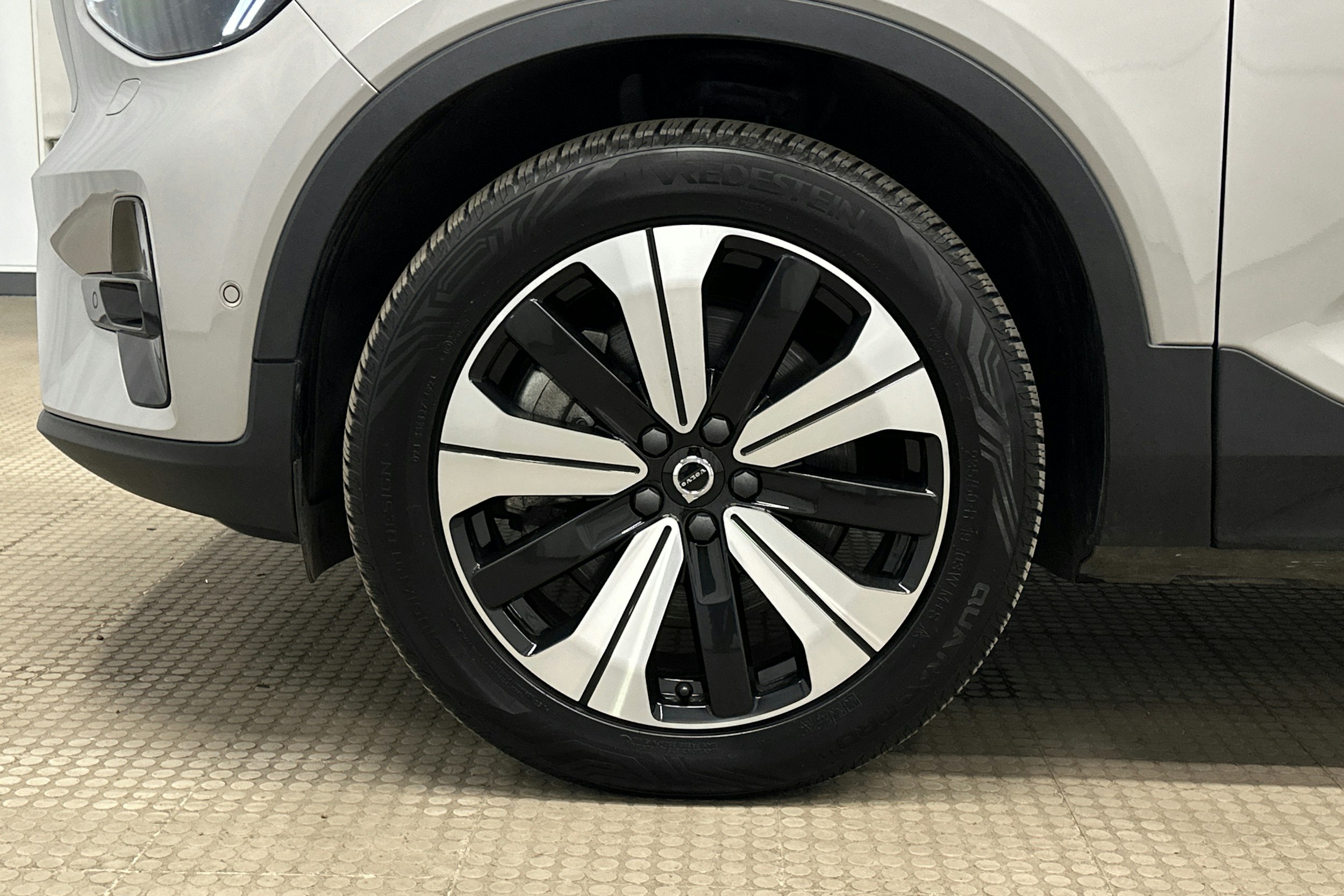 harmaa Volvo C40 2022 kuva 11.