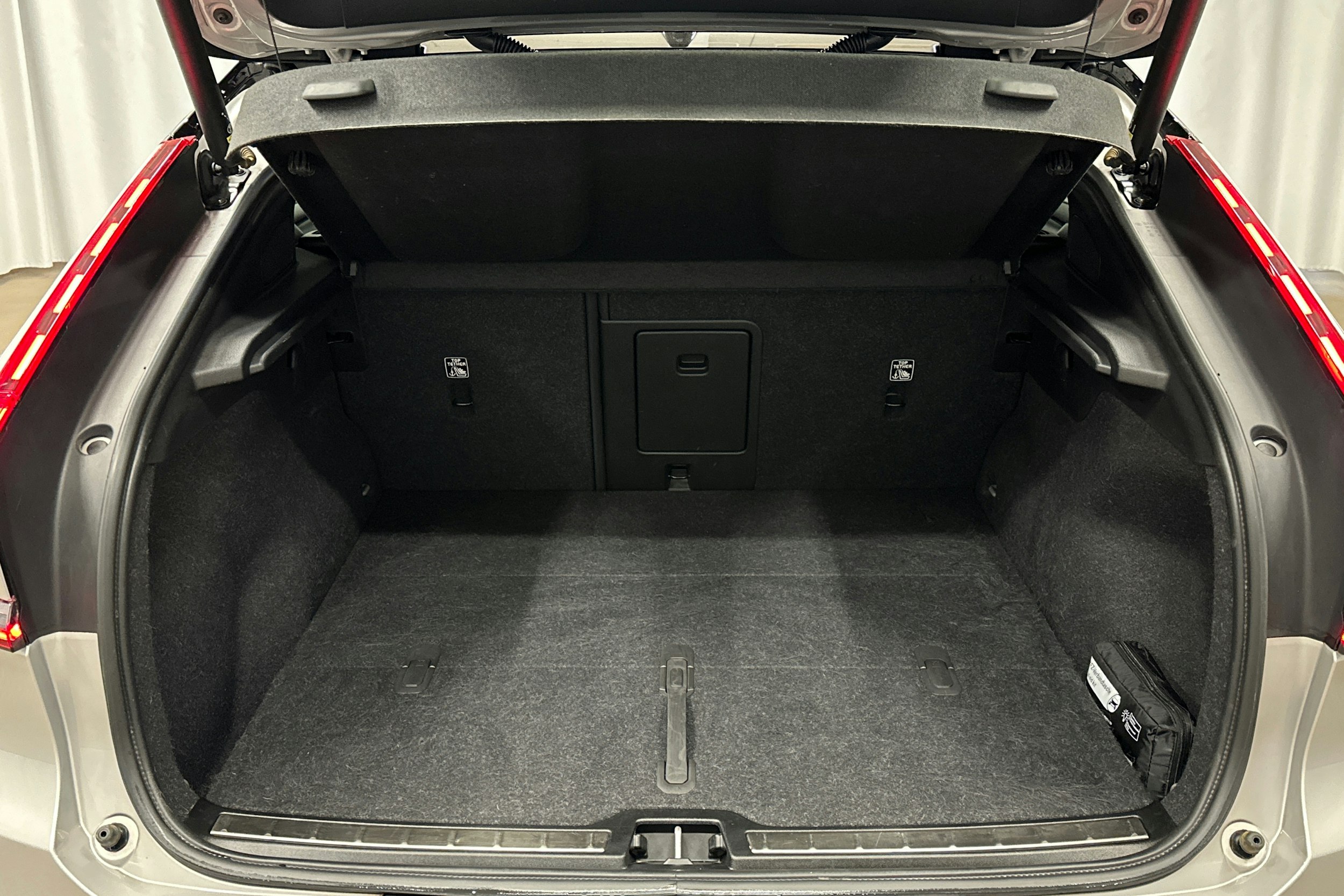 harmaa Volvo C40 2022 kuva 14.