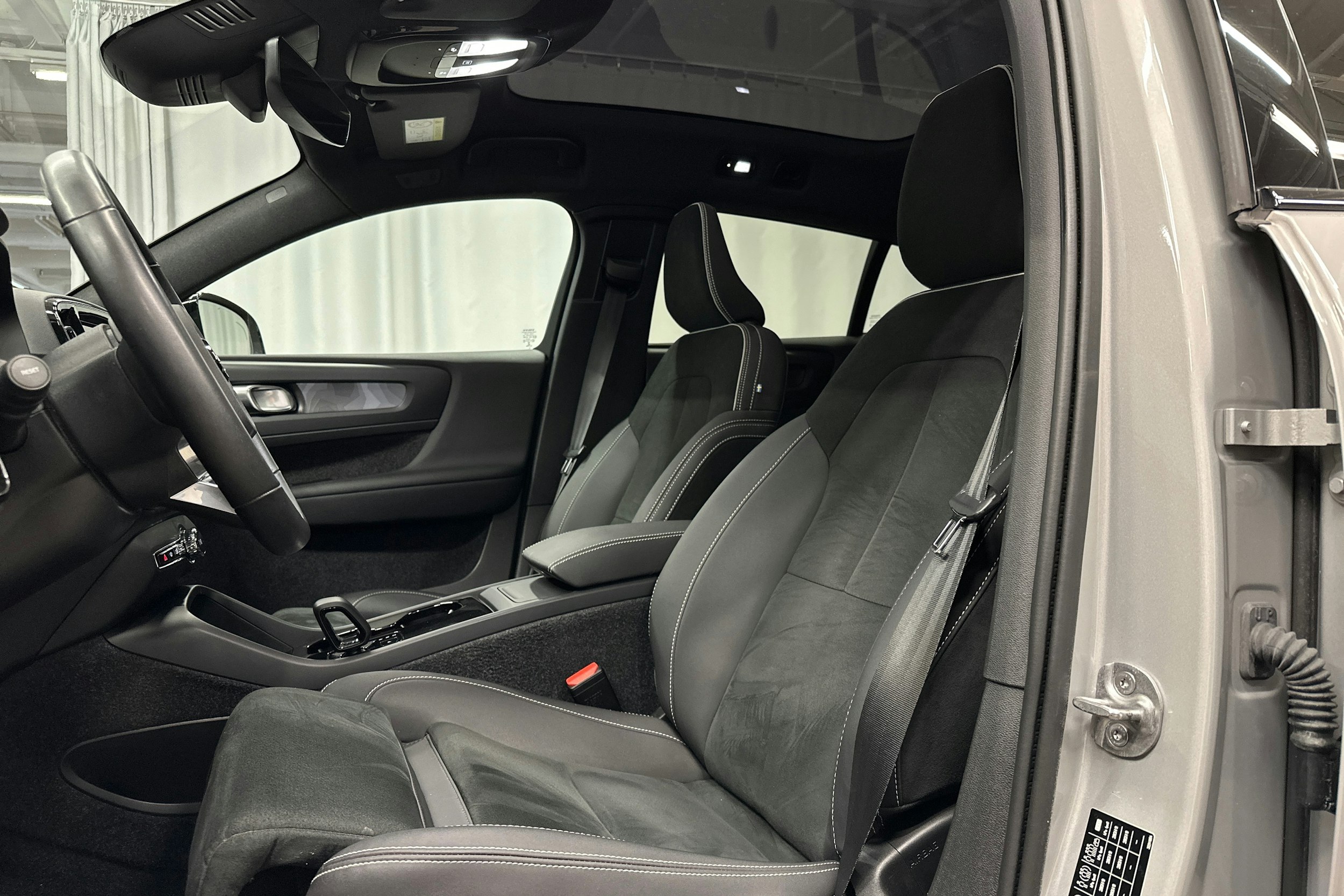 harmaa Volvo C40 2022 kuva 22.