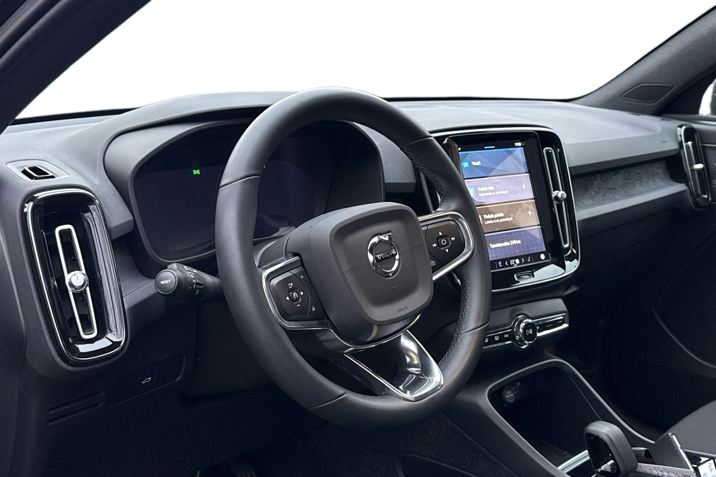 musta Volvo C40 2022 kuva 3.