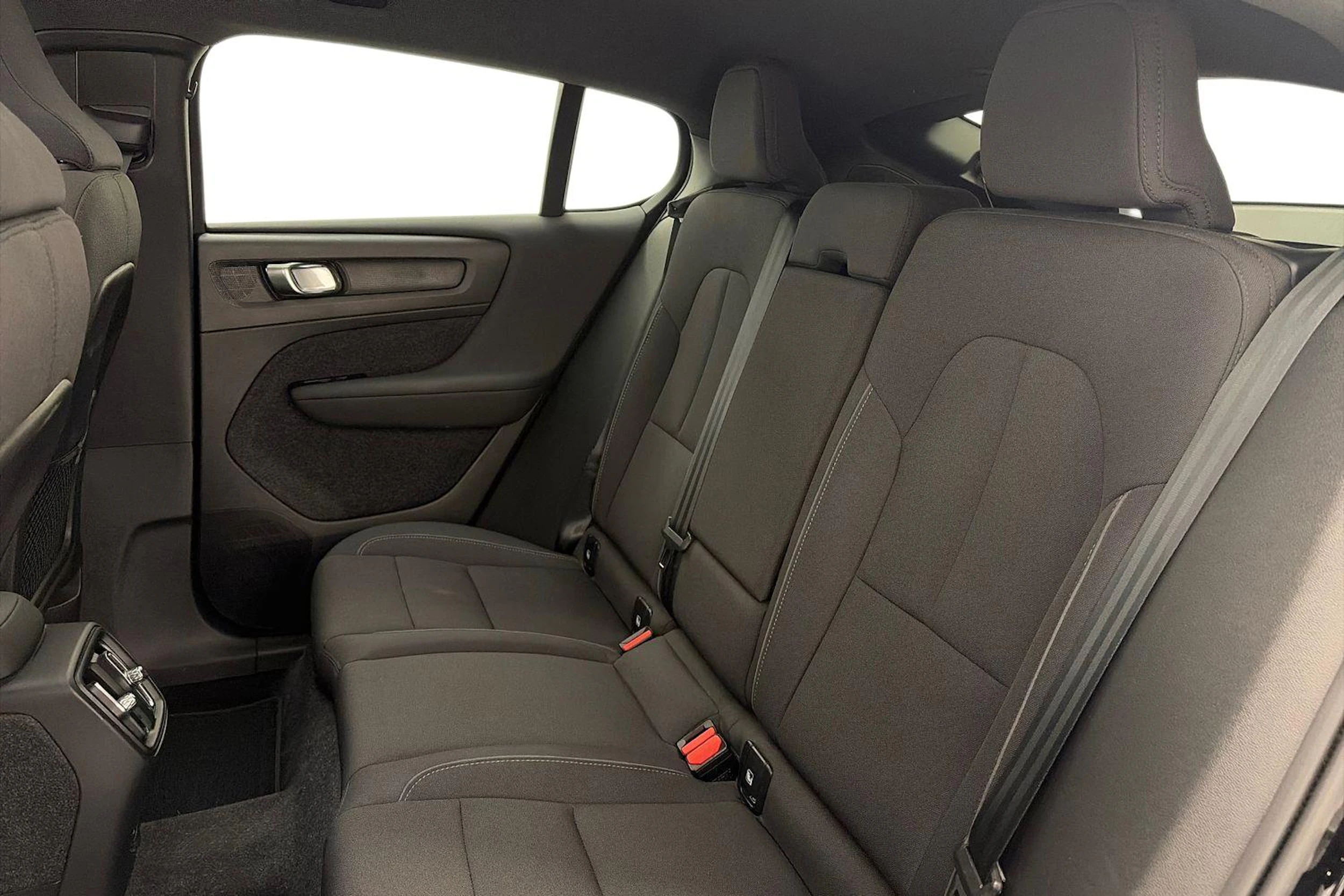 musta Volvo C40 2022 kuva 11.