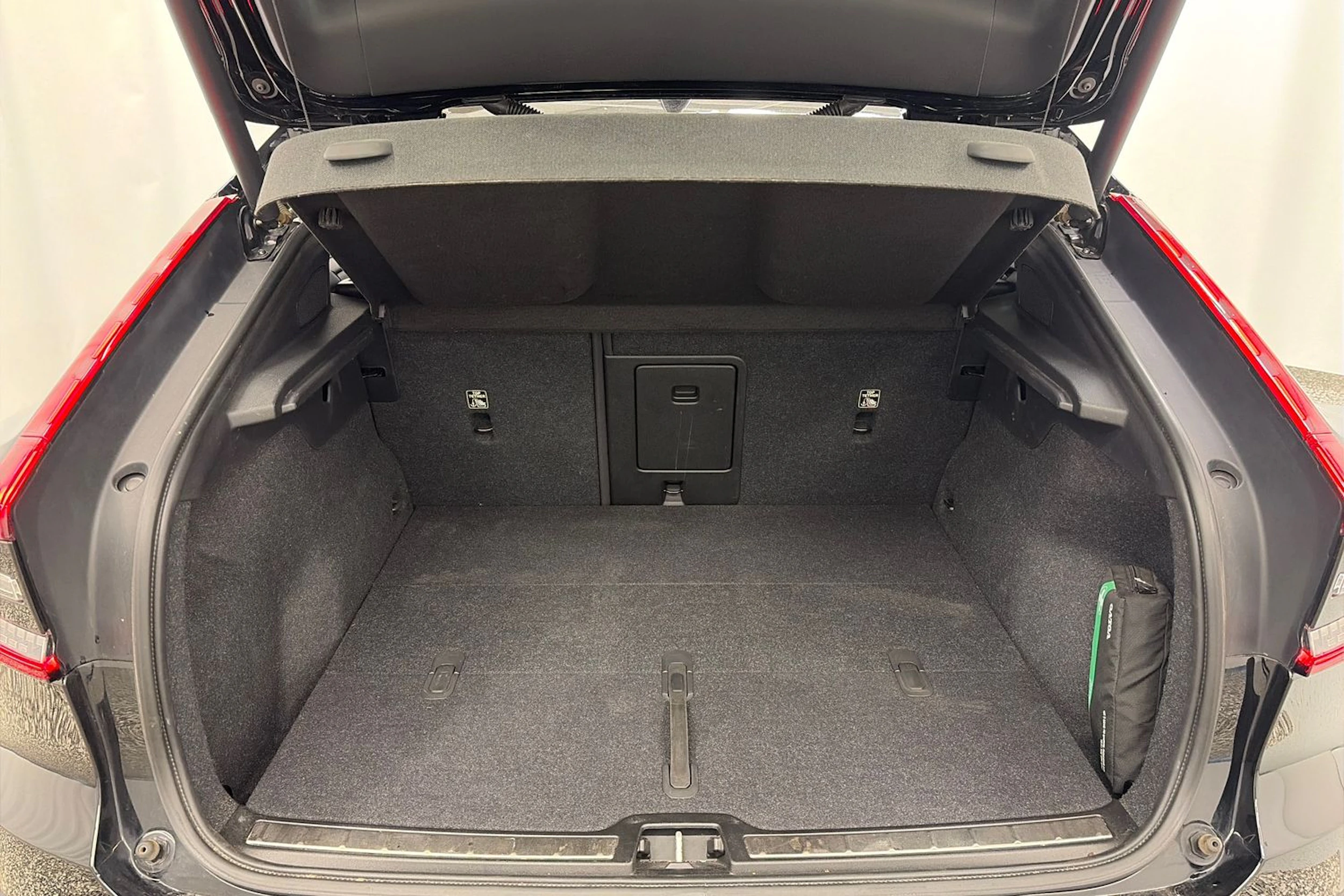 musta Volvo C40 2022 kuva 13.