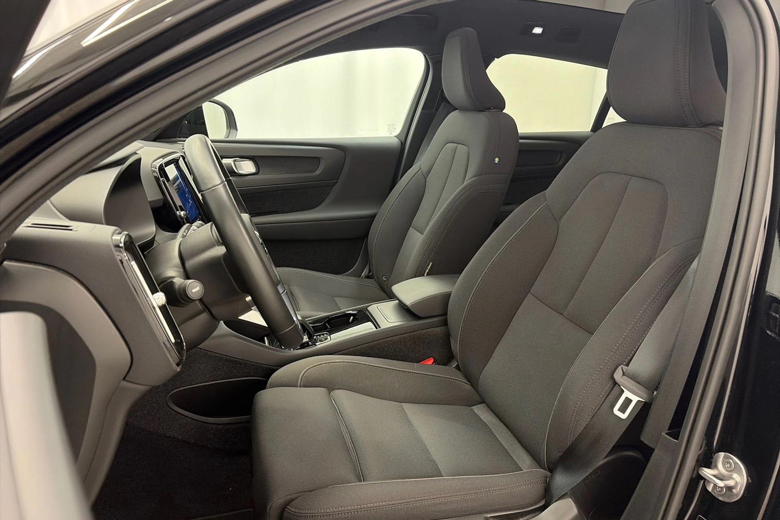 musta Volvo C40 2022 kuva 16.
