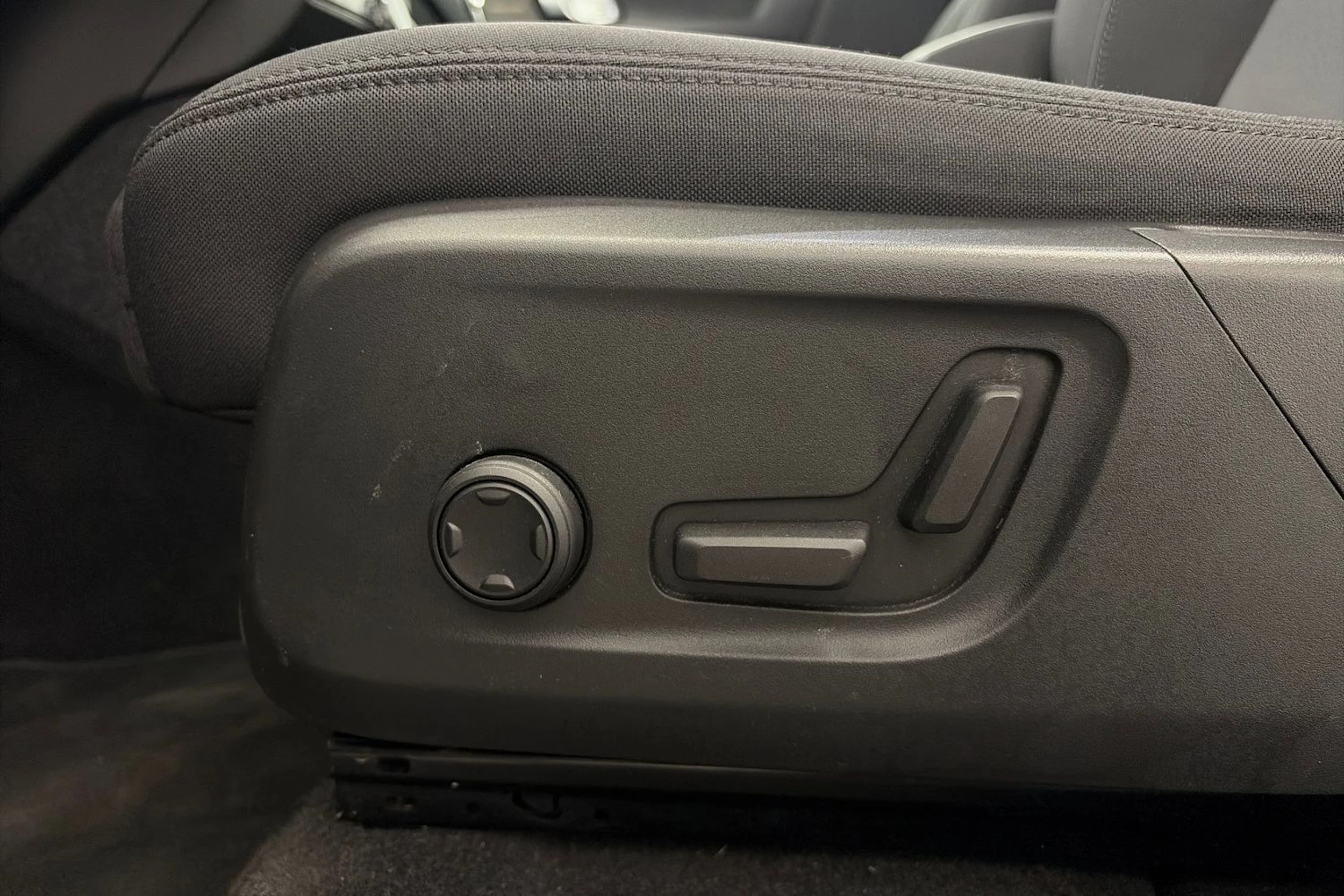 musta Volvo C40 2022 kuva 17.