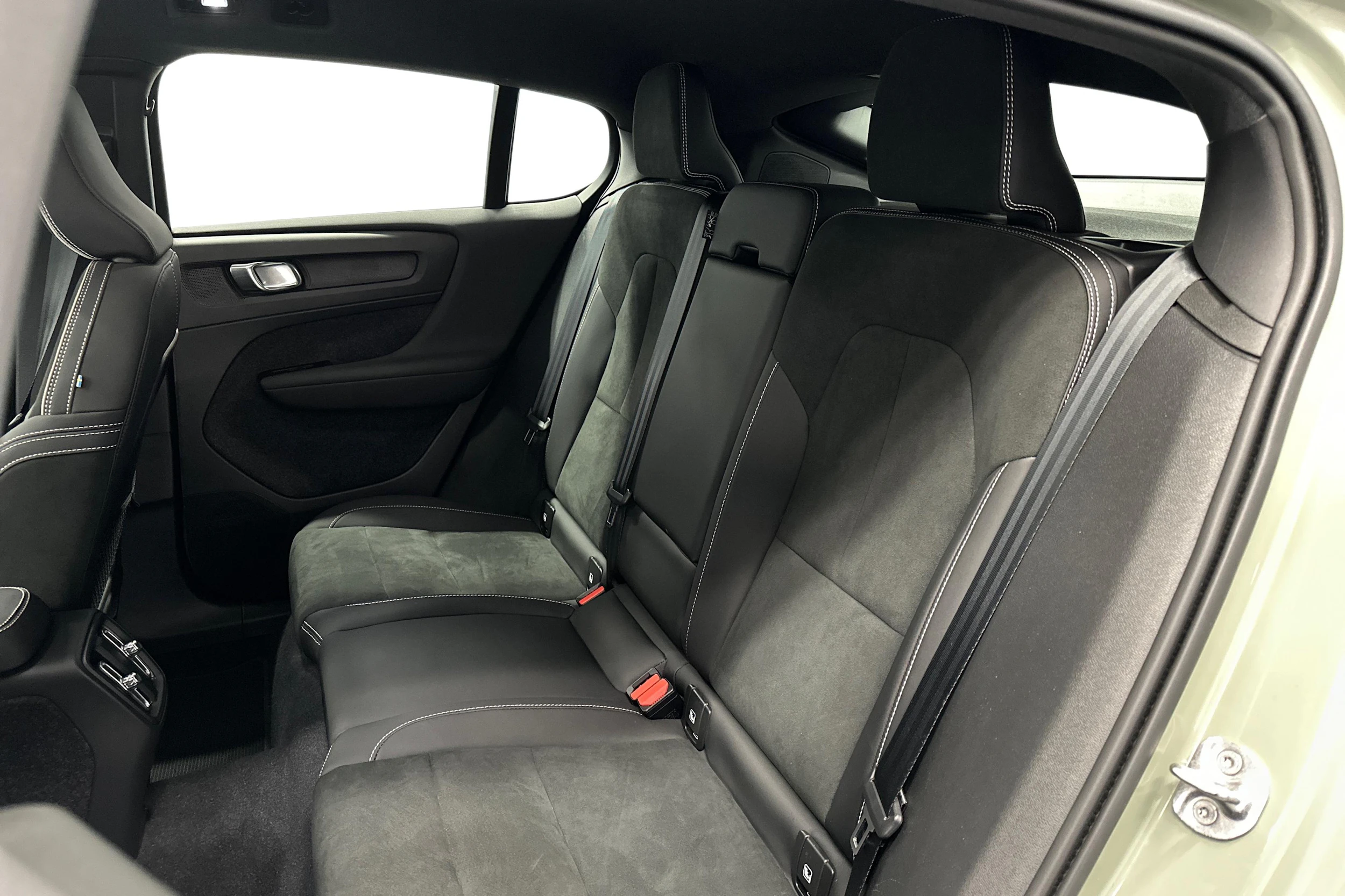 harmaa Volvo C40 2022 kuva 11.