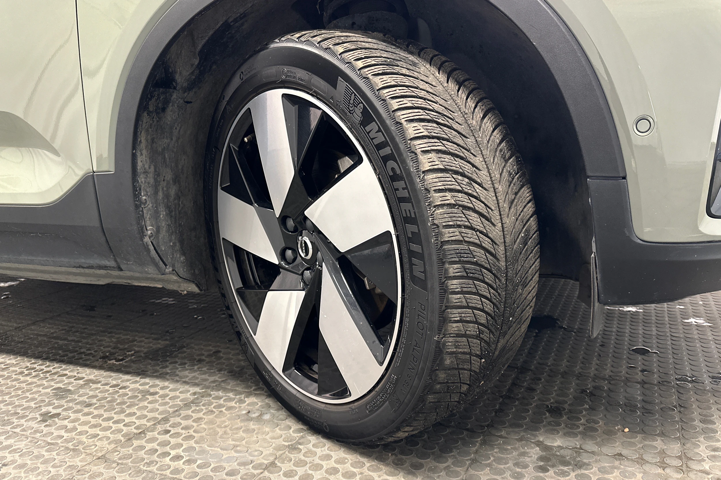 harmaa Volvo C40 2022 kuva 13.