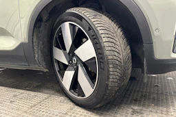 harmaa Volvo C40 2022 kuva 13.