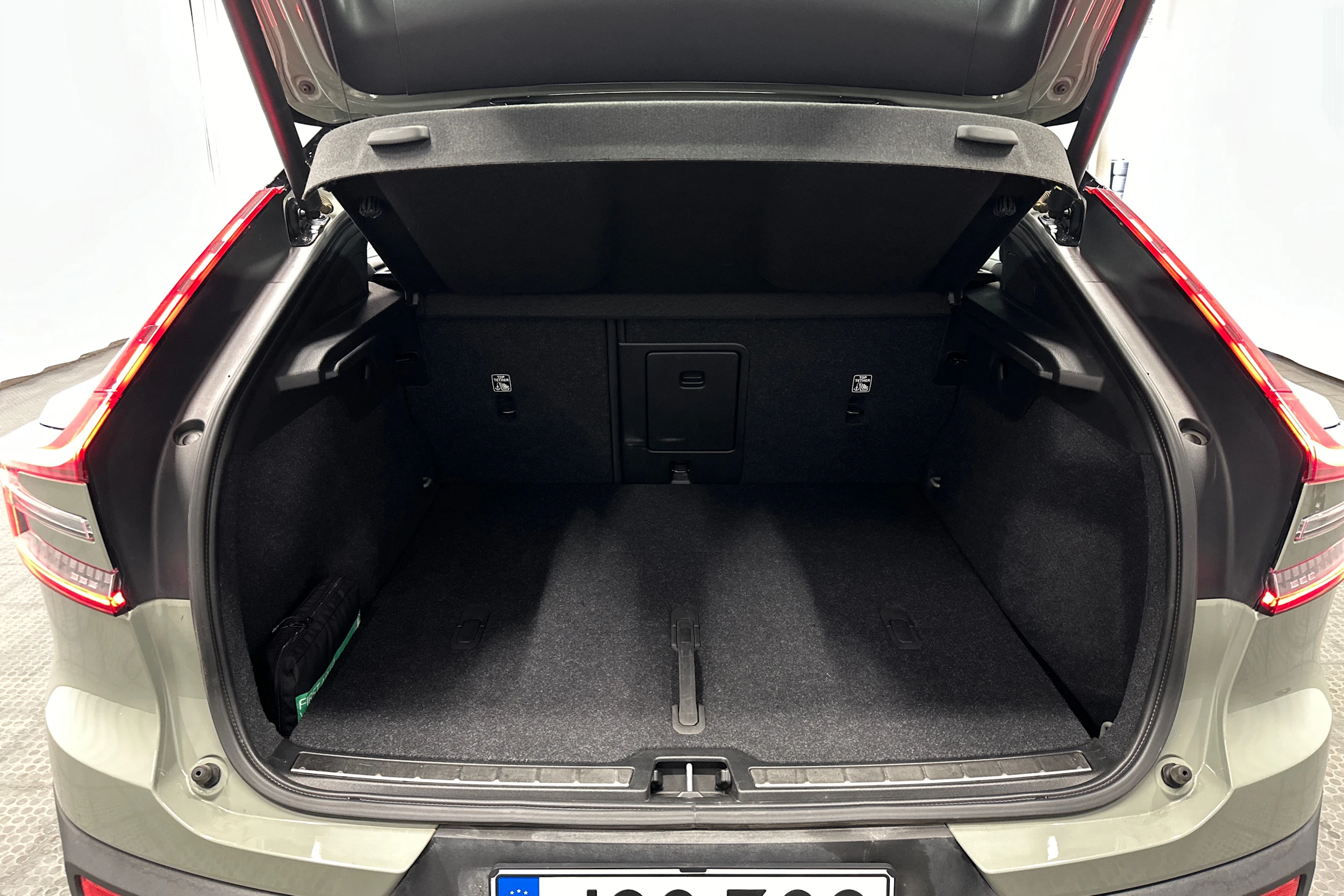 harmaa Volvo C40 2022 kuva 38.