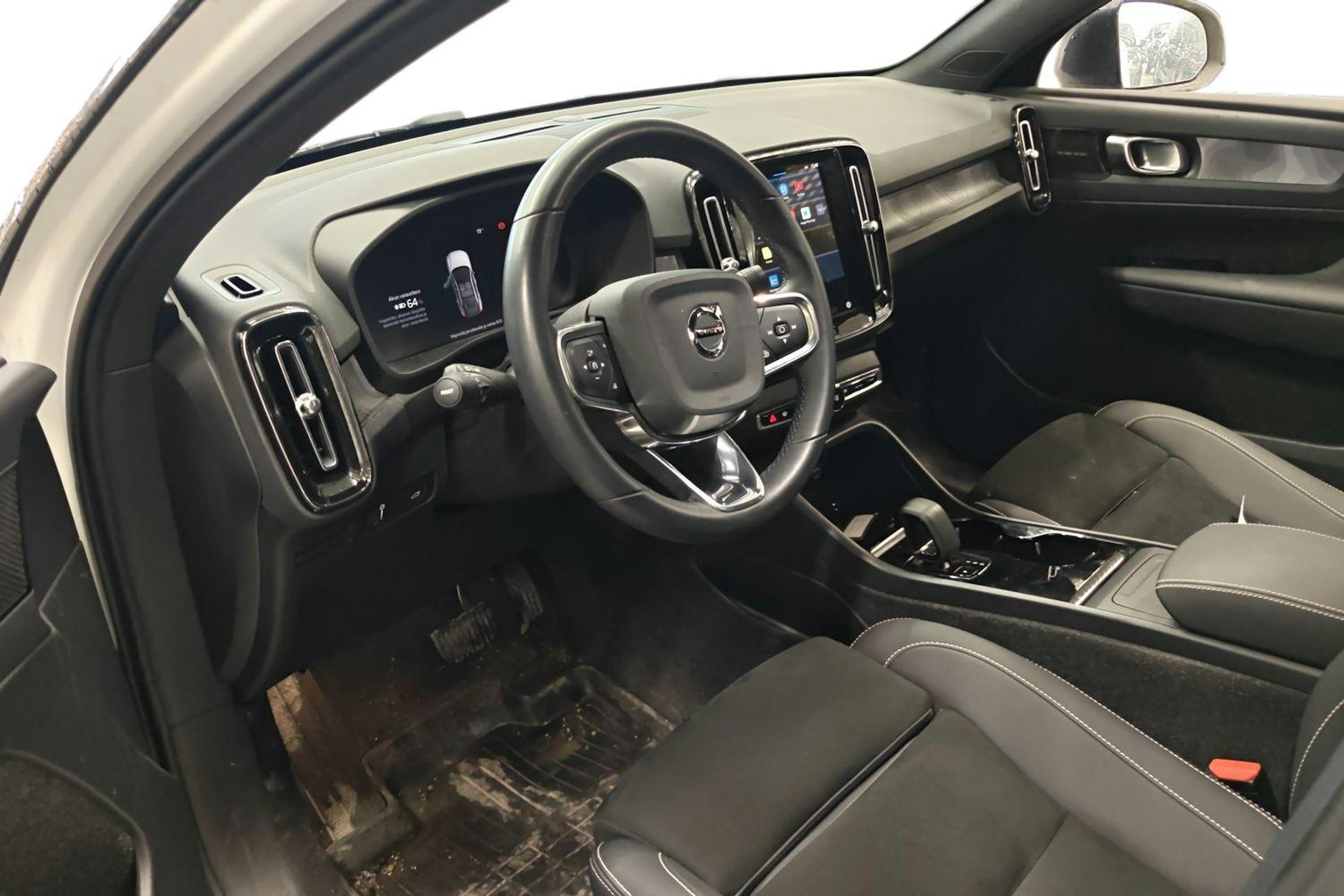 valkoinen Volvo C40 2022 kuva 3.